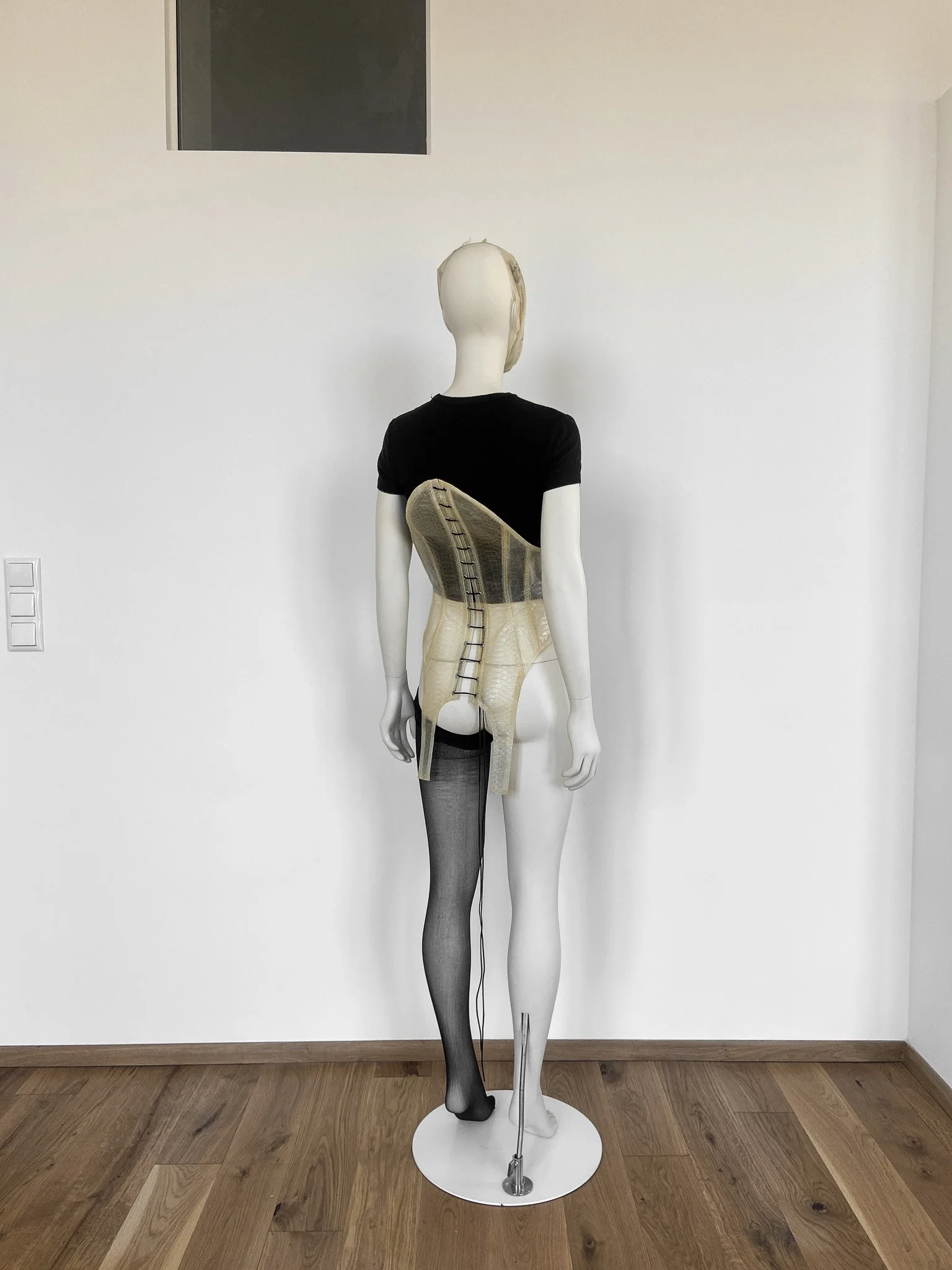 sculptural-snakeskin-latex-corset-liquid-latex-janine-grosche