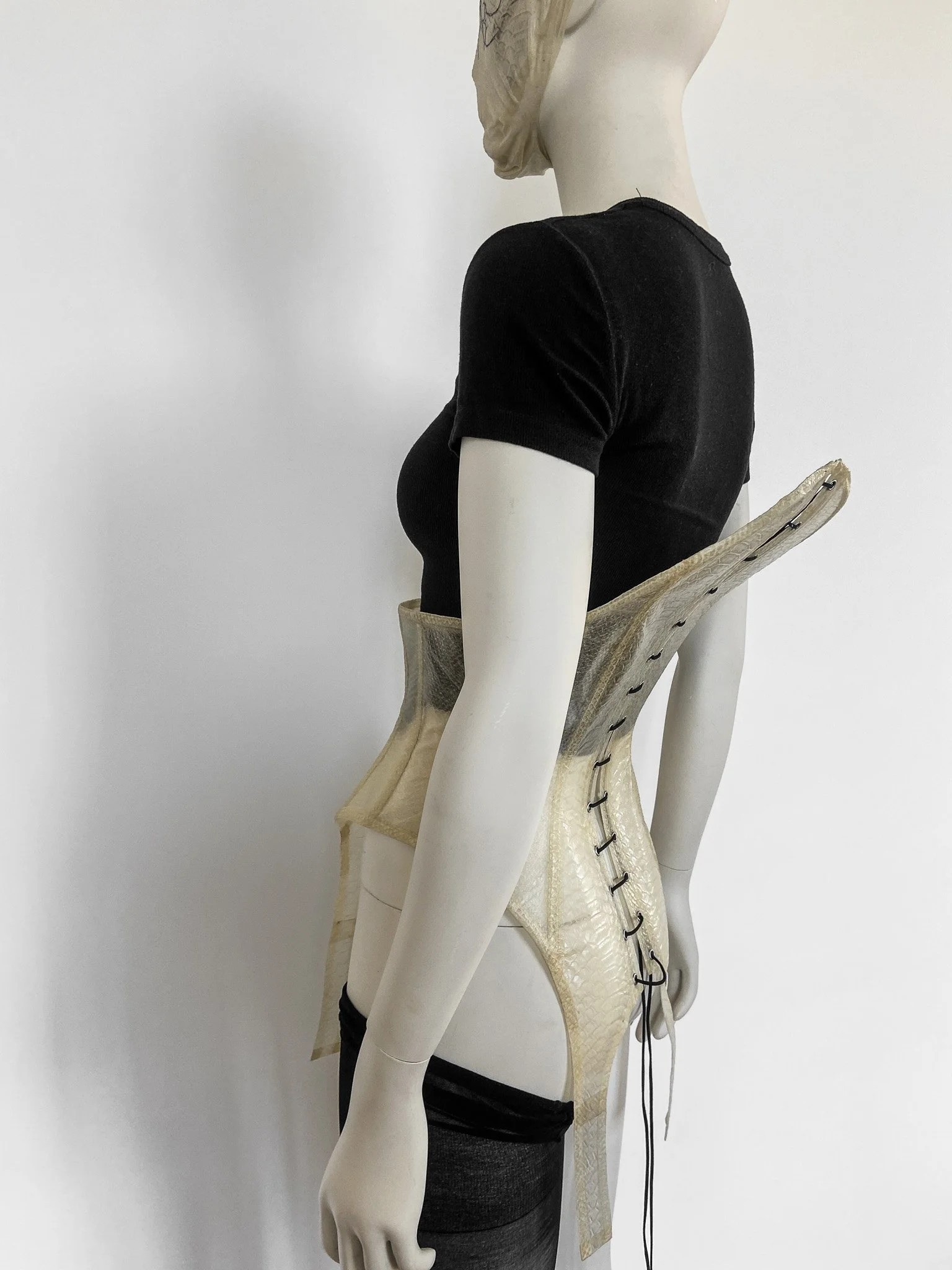 sculptural-snakeskin-latex-corset-liquid-latex-janine-grosche