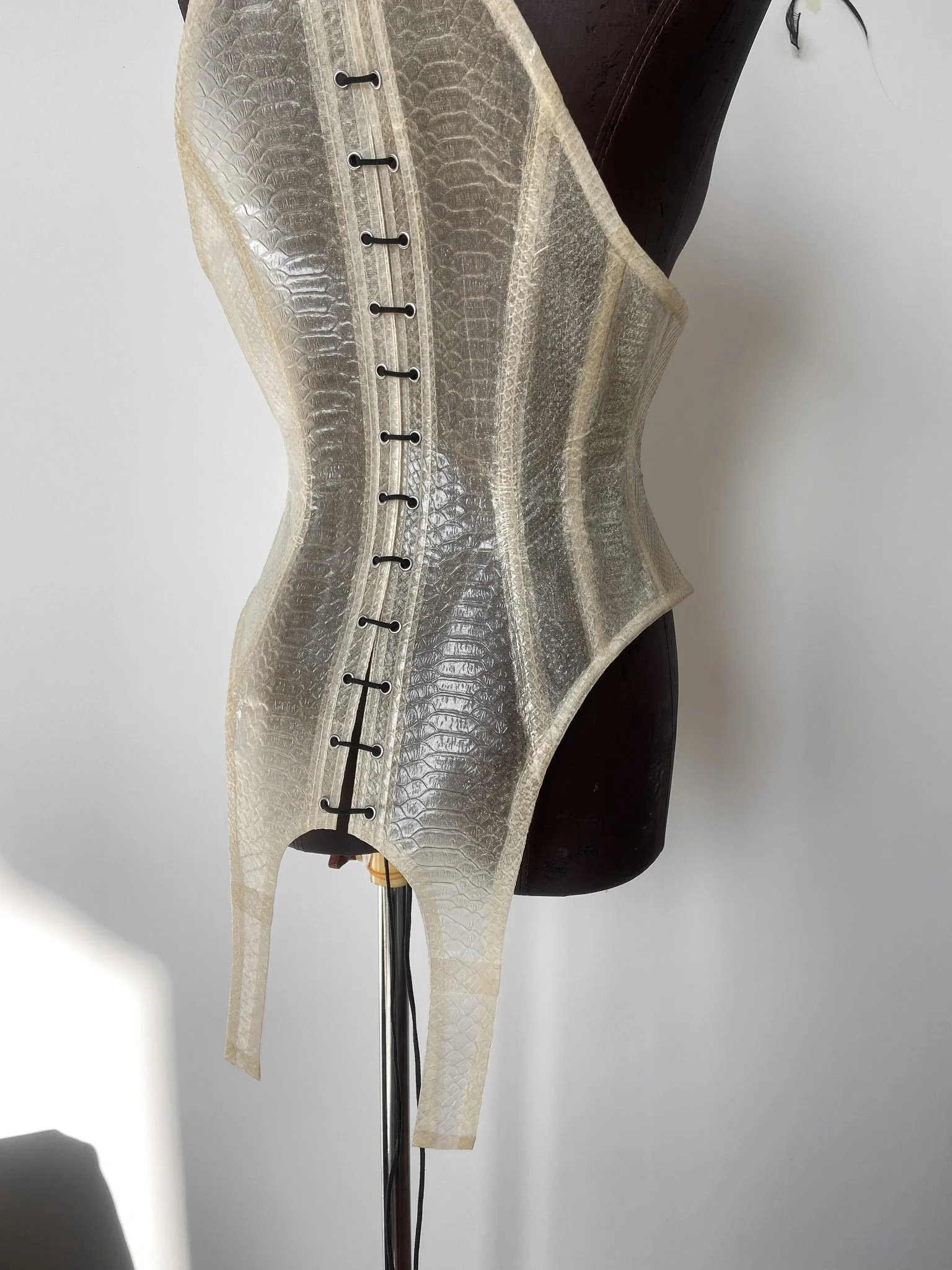 sculptural-snakeskin-latex-corset-liquid-latex-janine-grosche10.jpg