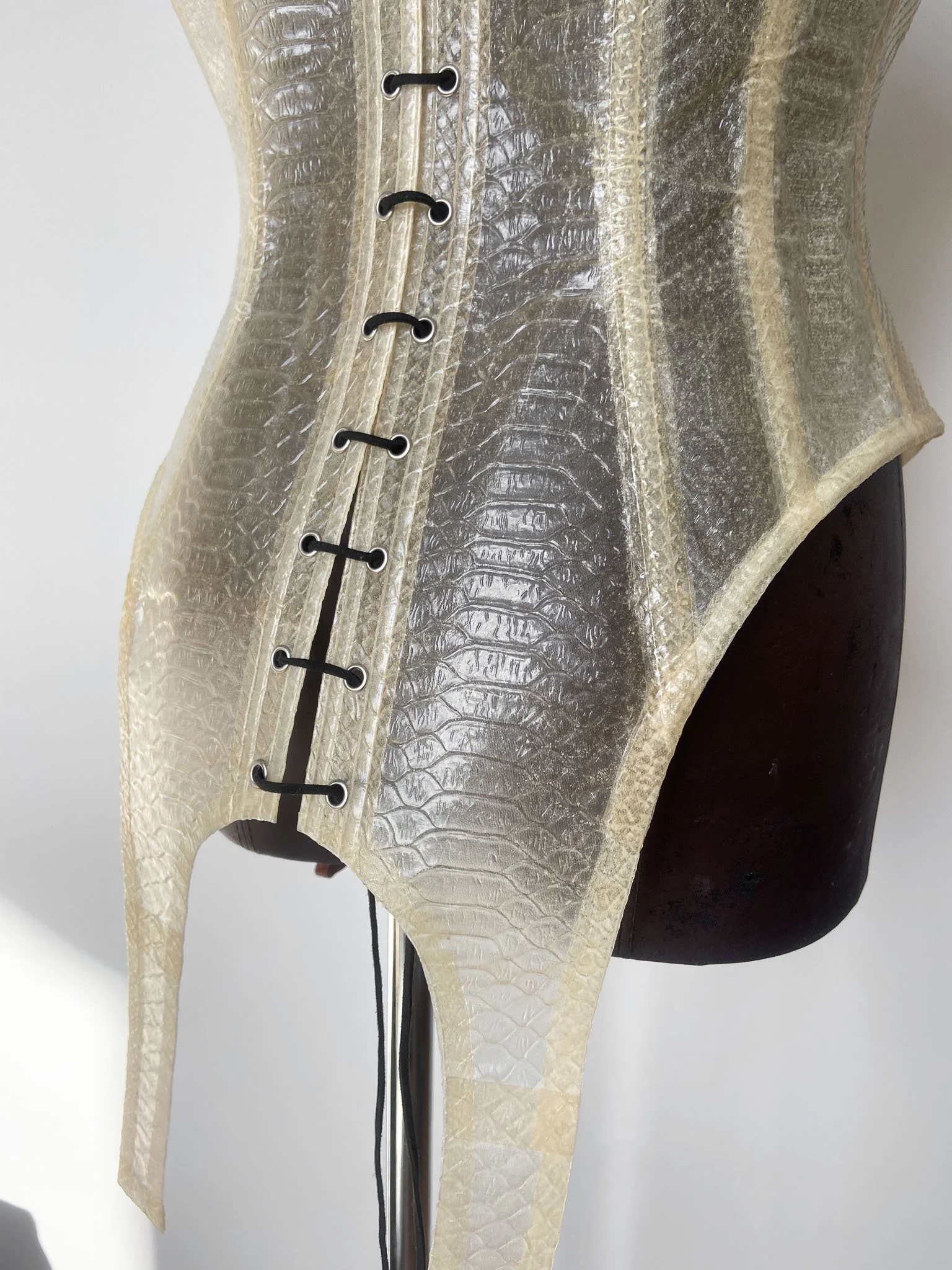 sculptural-snakeskin-latex-corset-liquid-latex-janine-grosche12.jpg