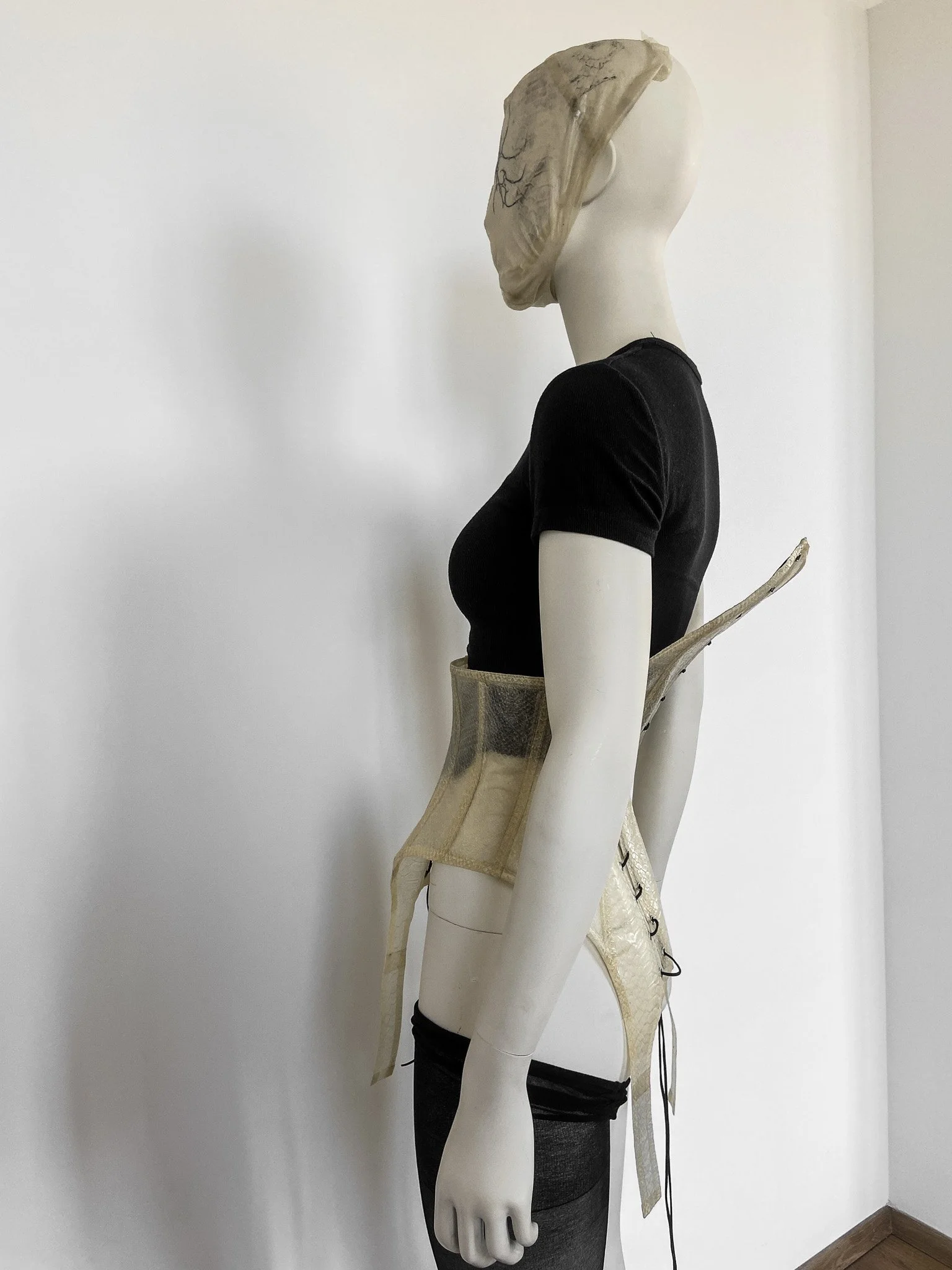 sculptural-snakeskin-latex-corset-liquid-latex-janine-grosche13.jpg