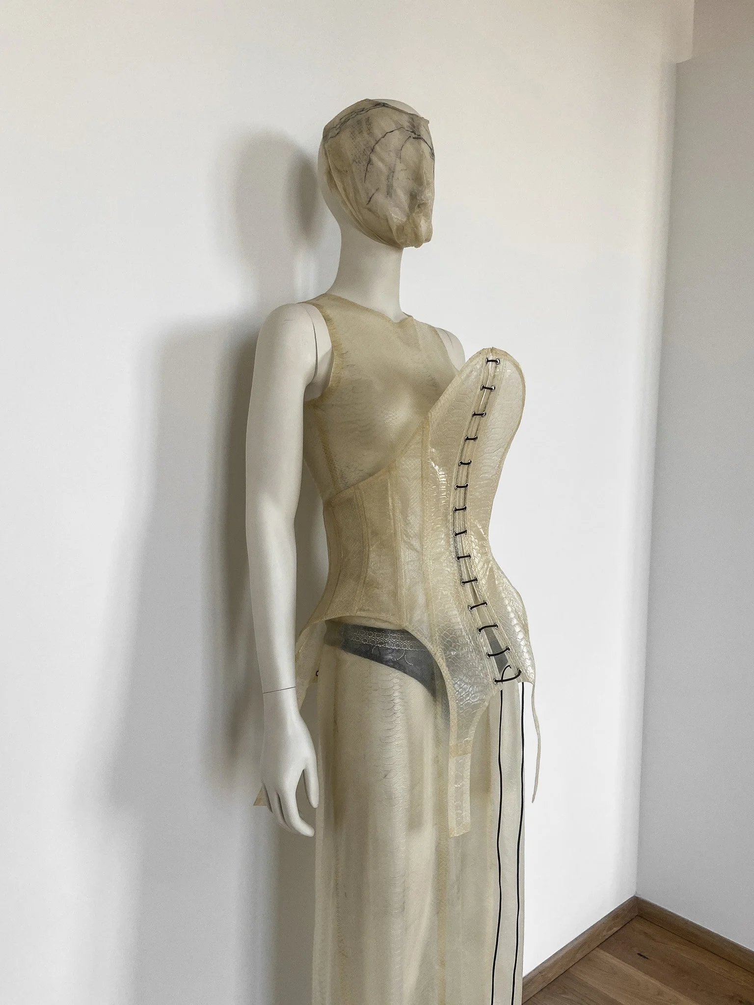 sculptural-snakeskin-latex-corset-liquid-latex-janine-grosche16.jpg
