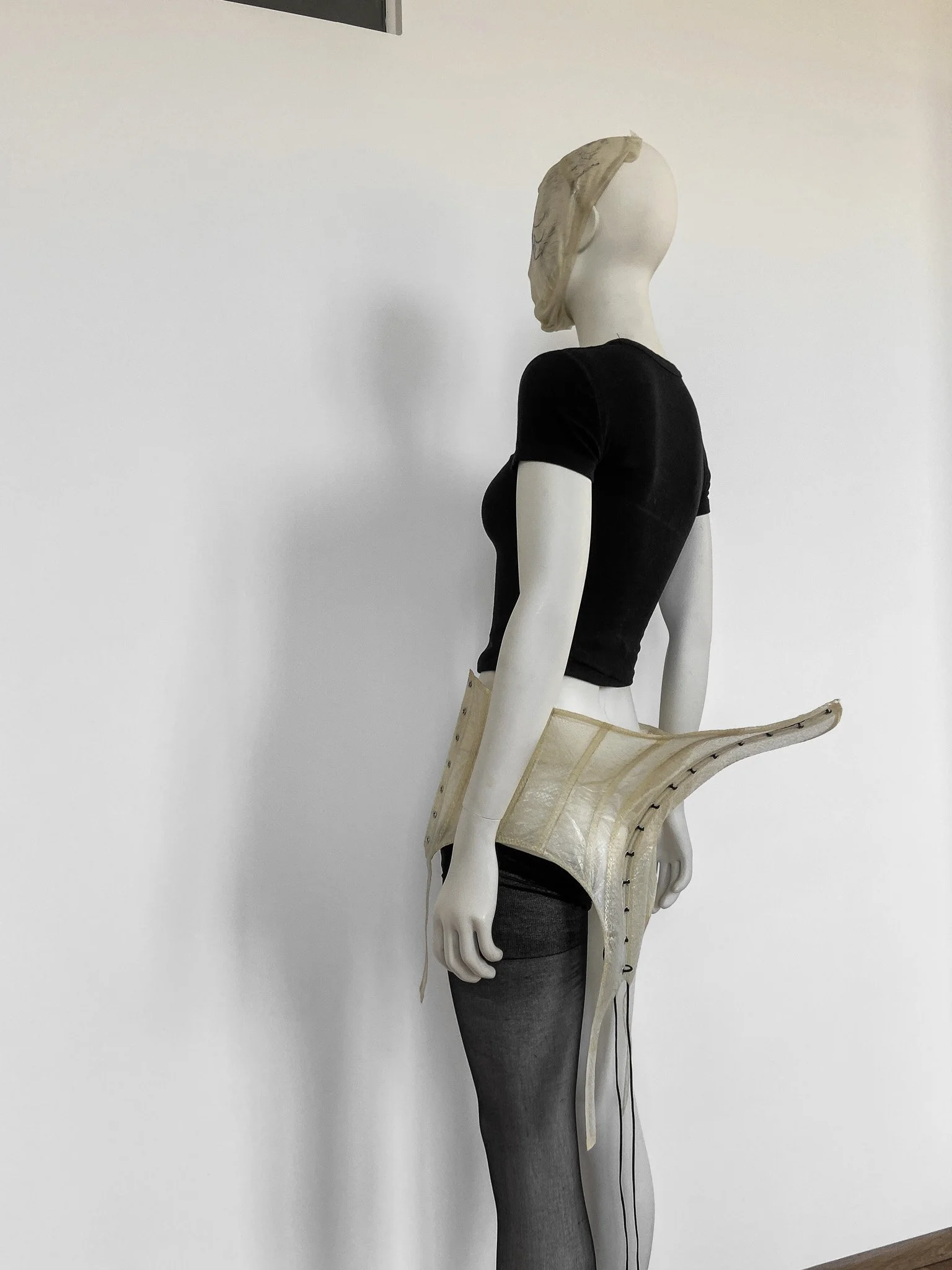 sculptural-snakeskin-latex-corset-liquid-latex-janine-grosche14.jpg