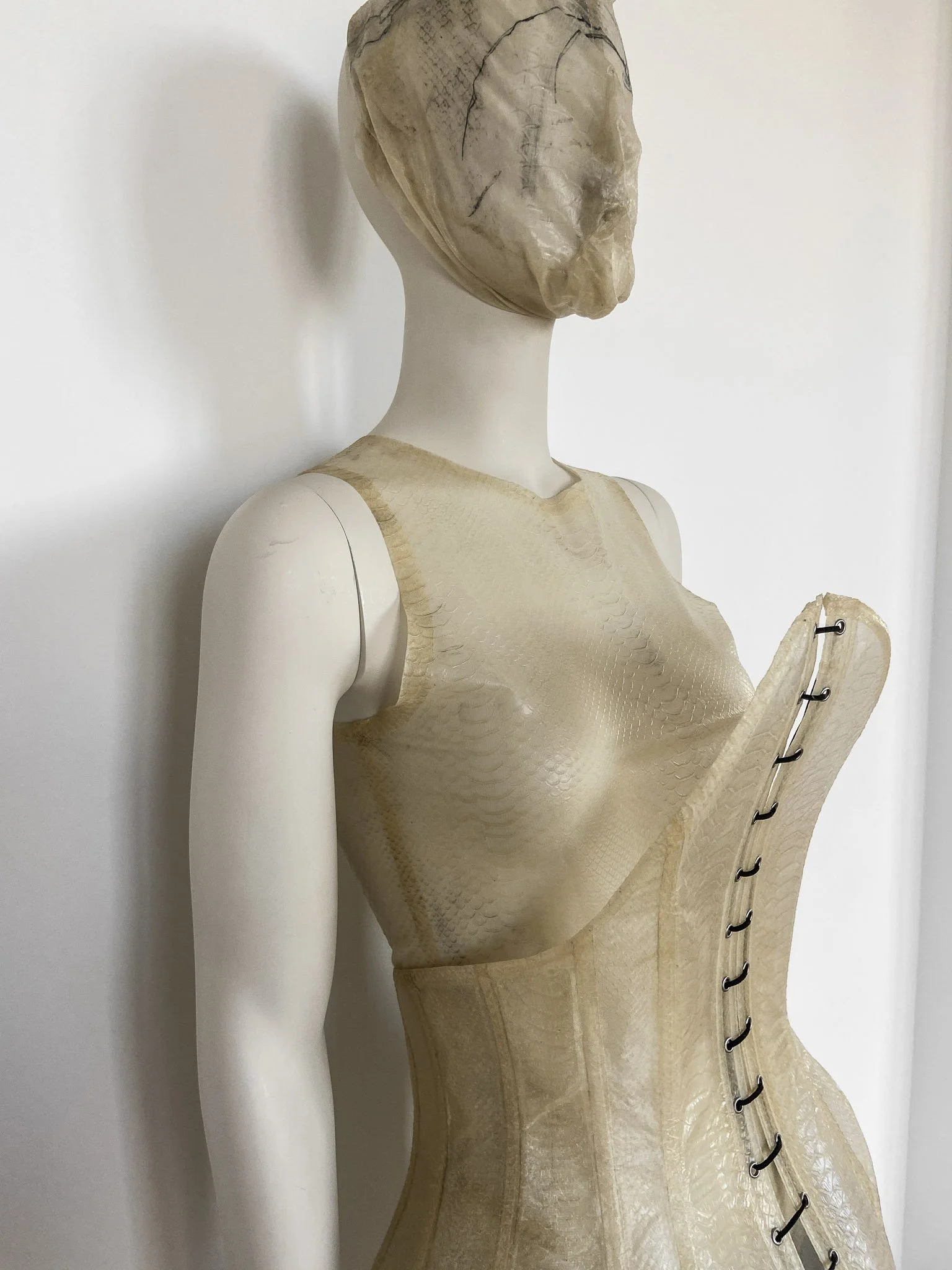 sculptural-snakeskin-latex-corset-liquid-latex-janine-grosche15.jpg