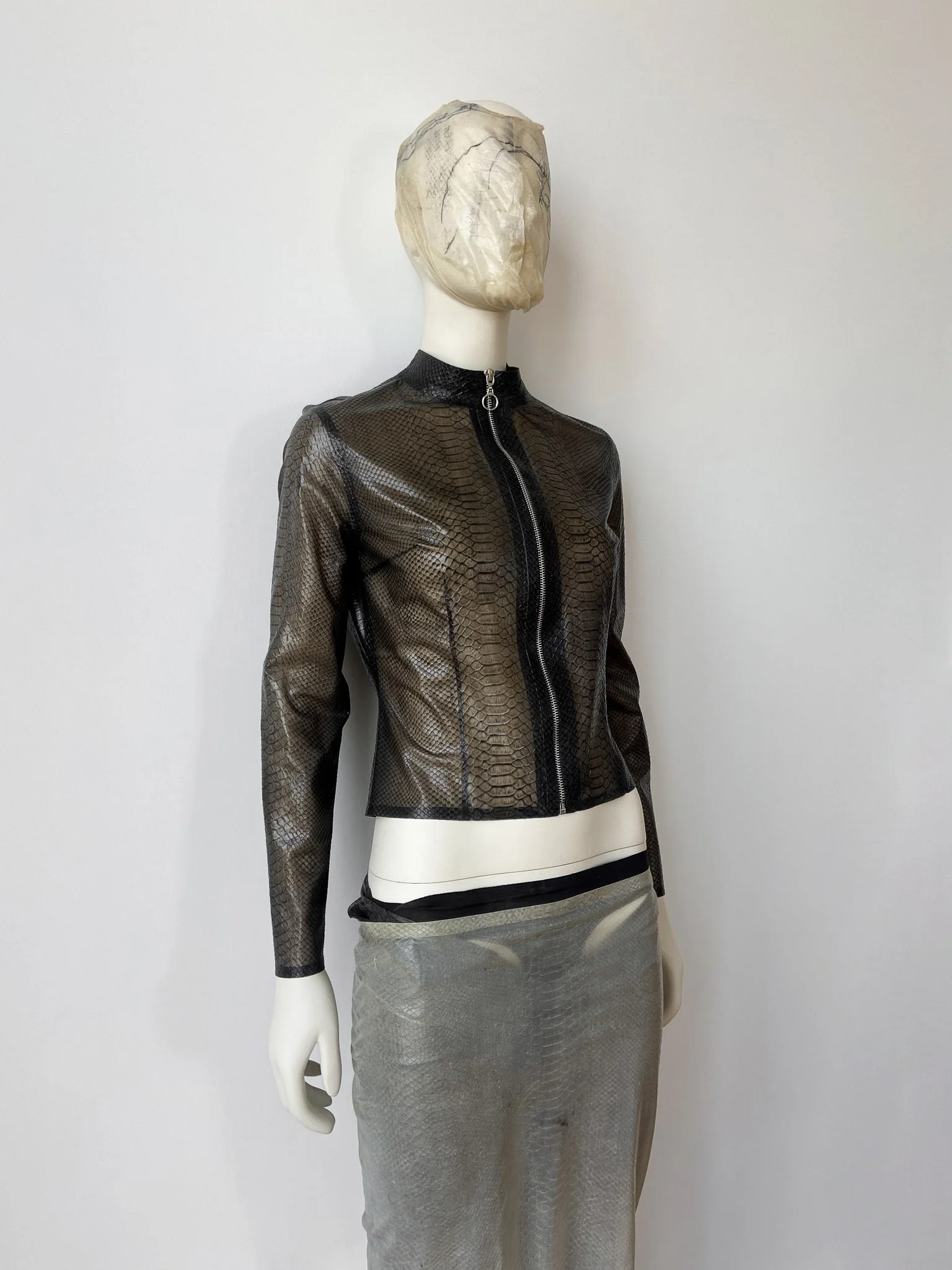 omen-viper-zip-jacket-black-snakeskin-latex-janine-grosche-path