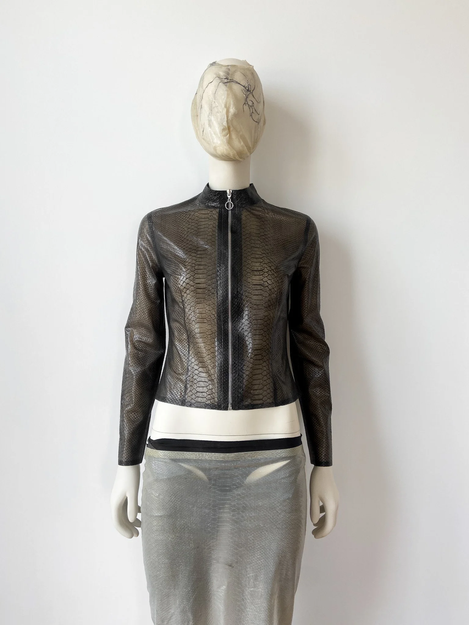 omen-viper-zip-jacket-black-snakeskin-latex-janine-grosche-path