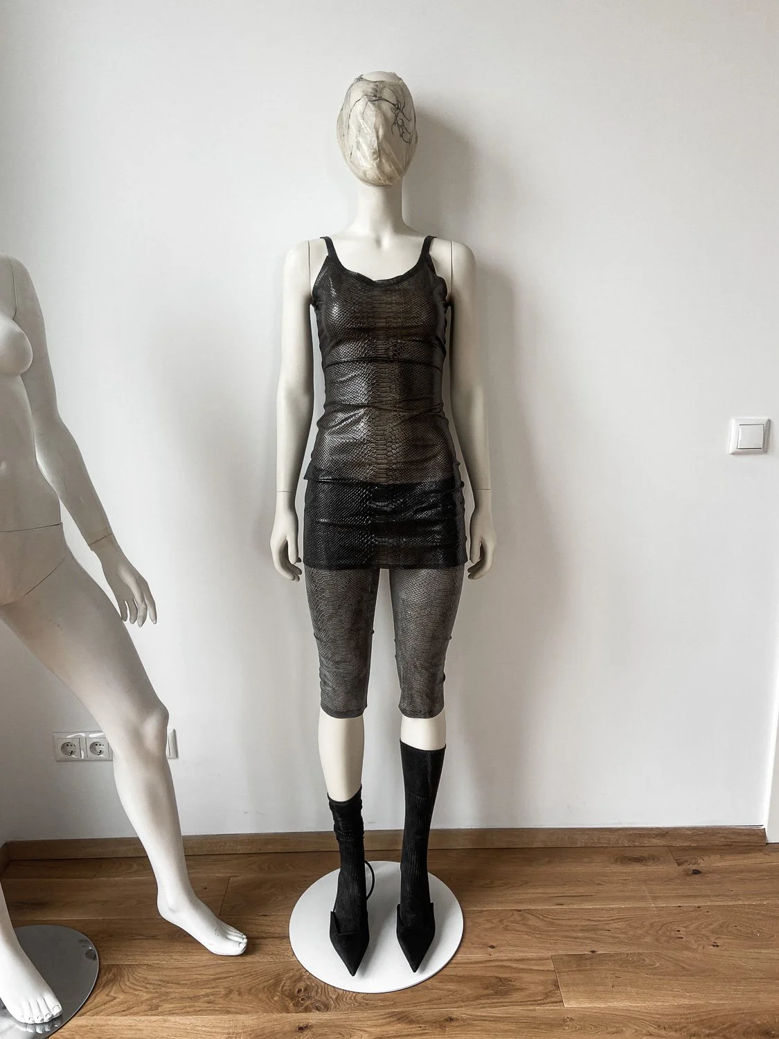 Black_Snake_Skin_Latex_Dress_"OMEN"_PATH_by_Janine_Grosche_2.jpg
