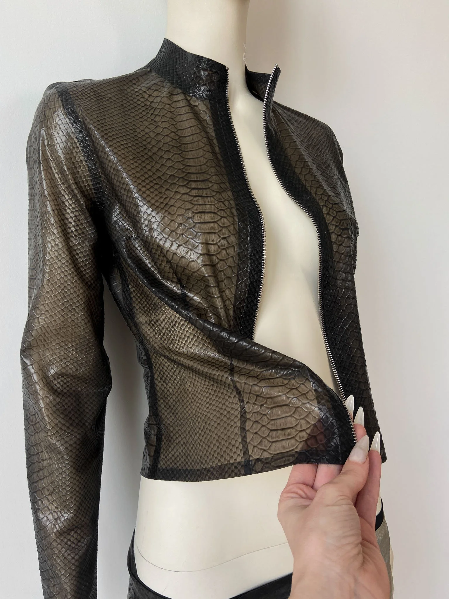 omen-viper-zip-jacket-black-snakeskin-latex-janine-grosche-path