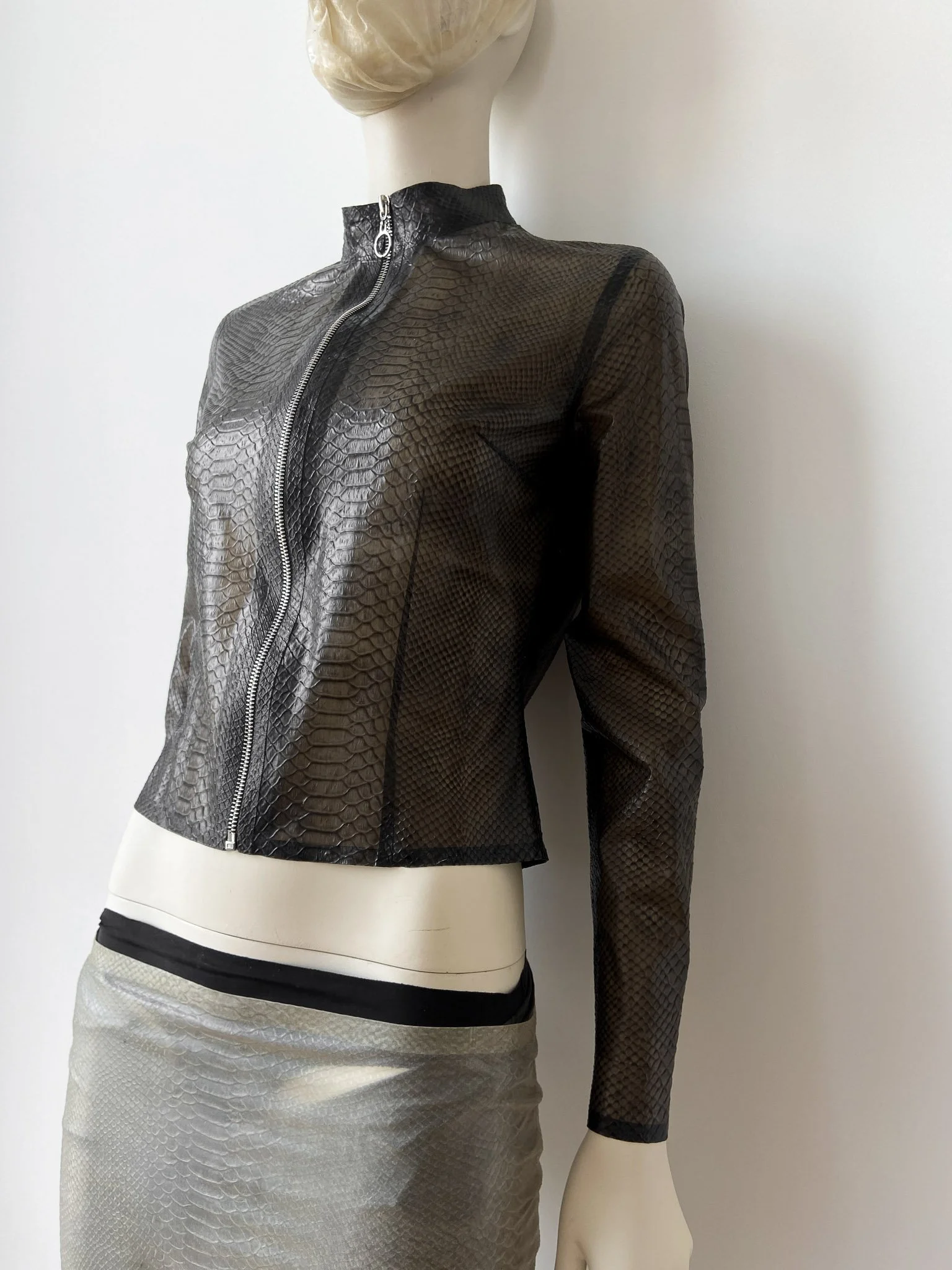 omen-viper-zip-jacket-black-snakeskin-latex-janine-grosche-path