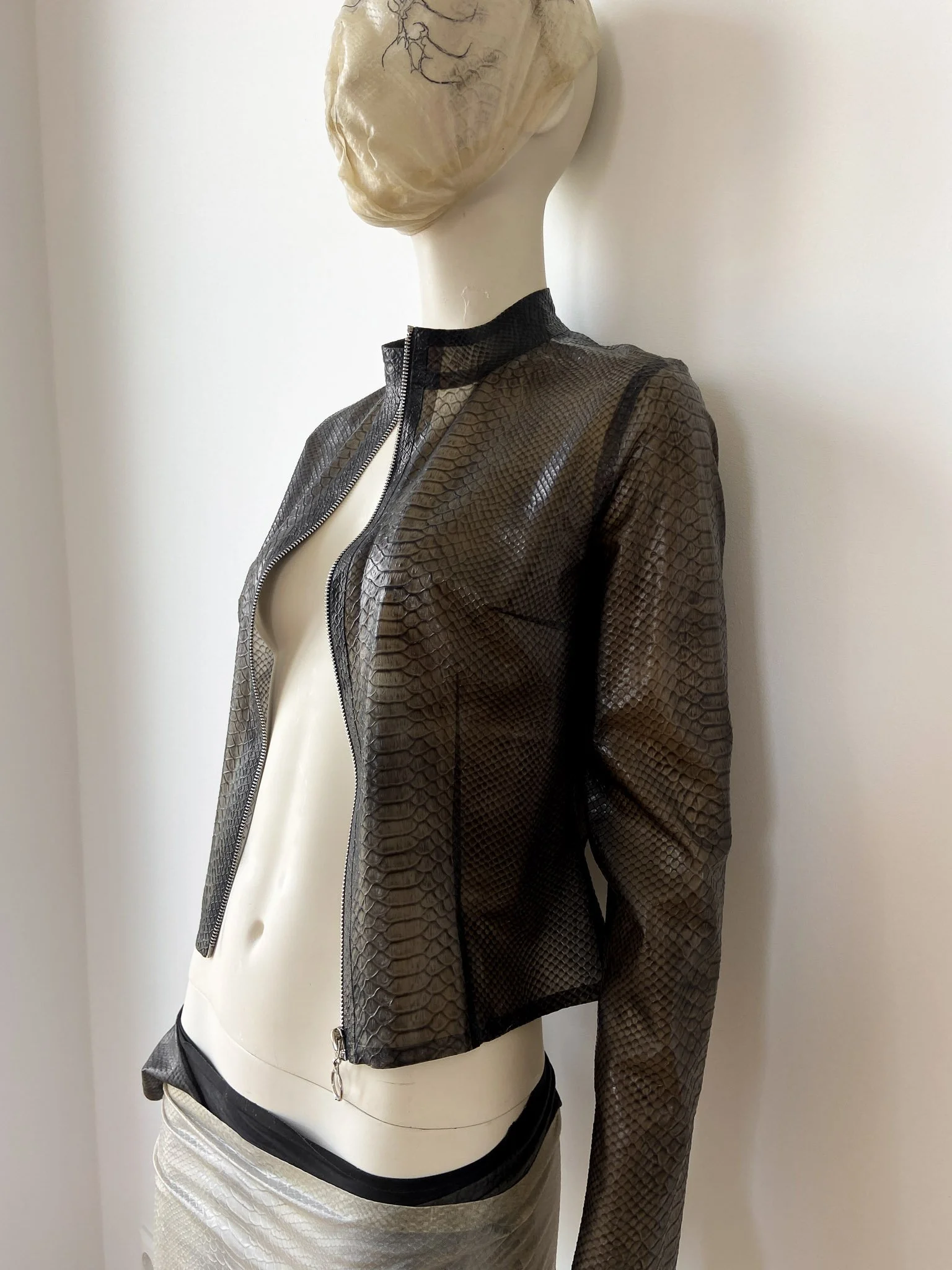 omen-viper-zip-jacket-black-snakeskin-latex-janine-grosche-path