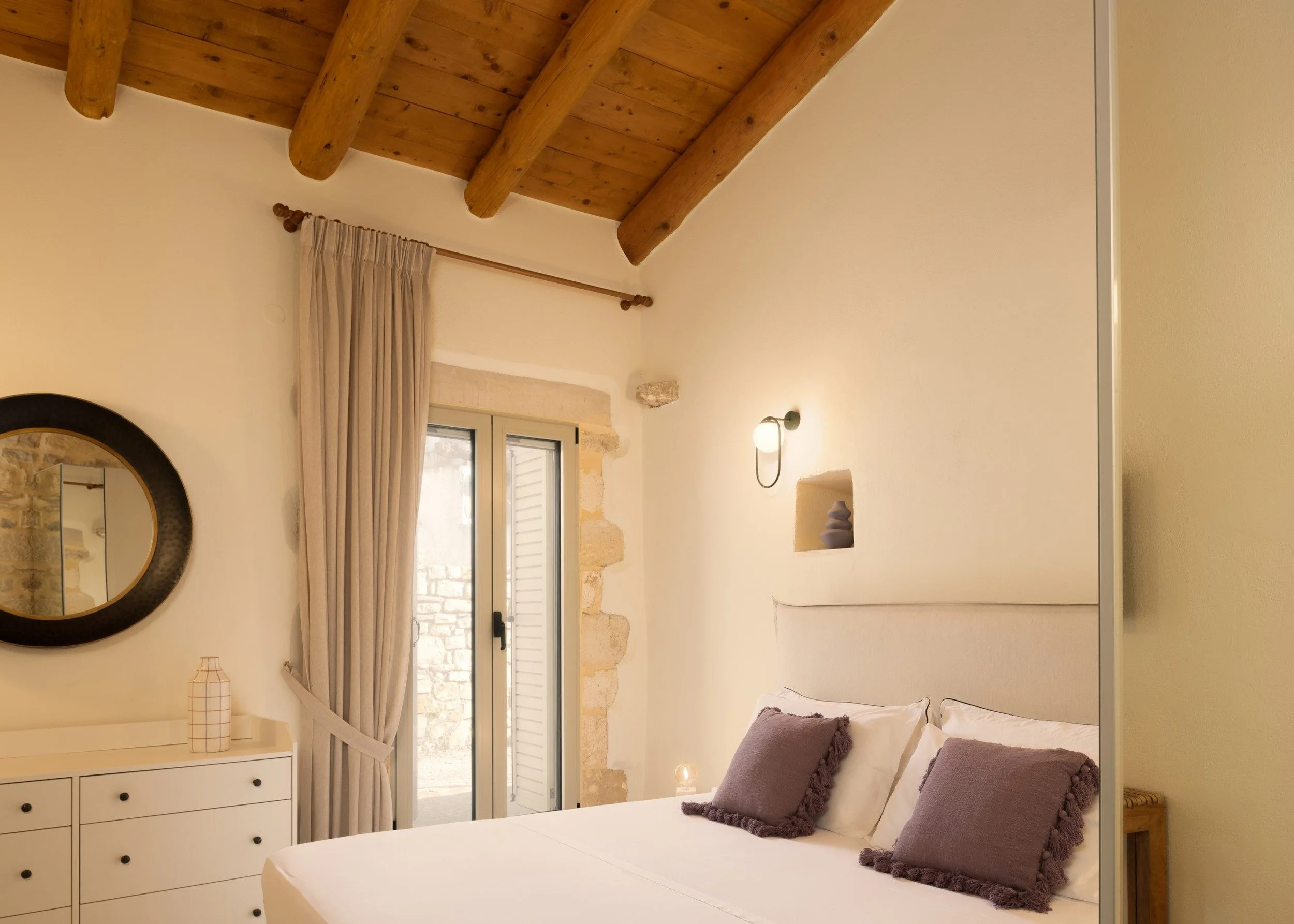 luxury-bedroom-with-queen-size-bed-and-pure-french-linen.jpg