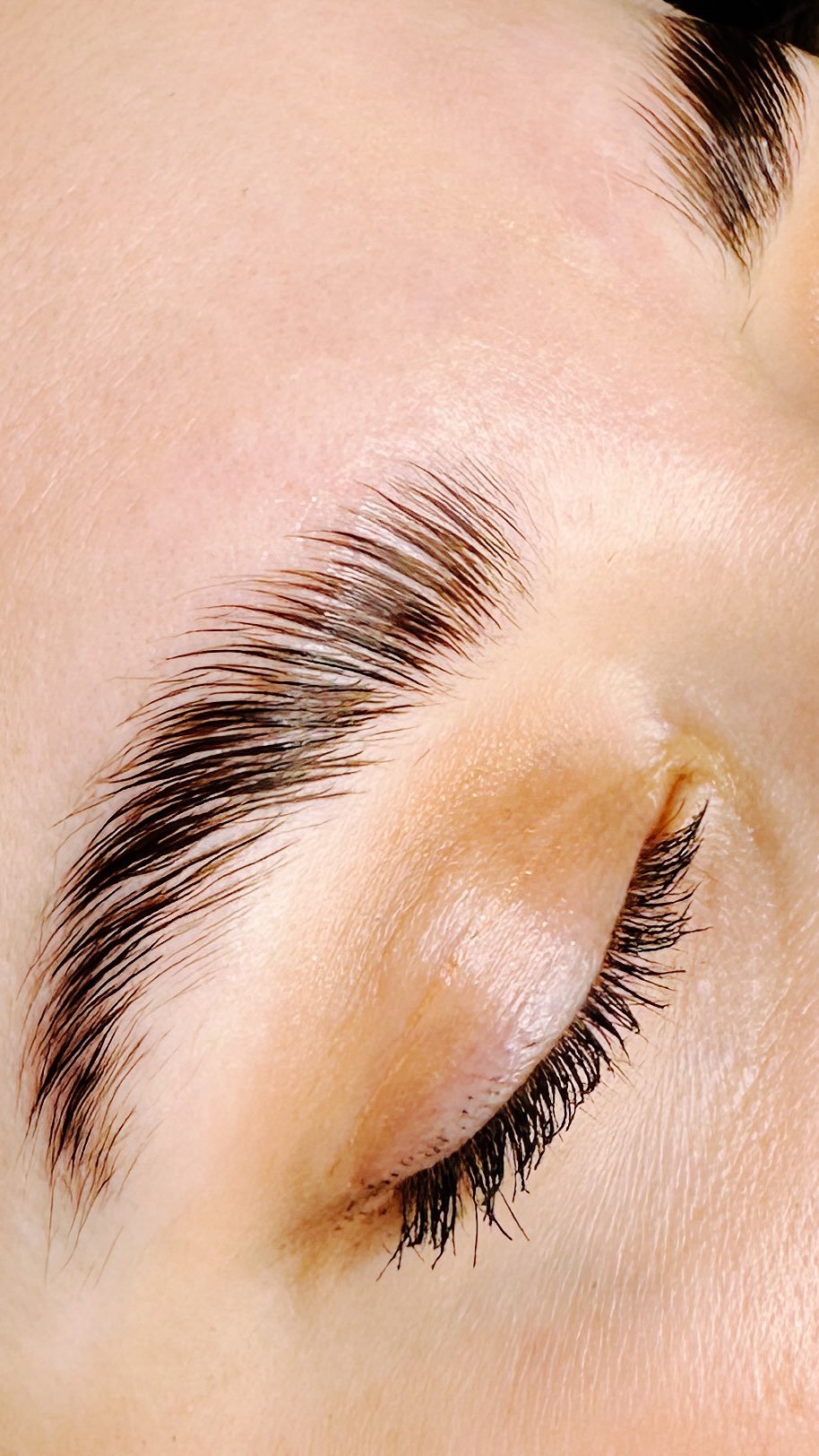 Brow-Lift inkl. veganem Keratin-Filler 🌱
Warum der Filler wichtig ist?
• das Lifting öffnet die Haarstruktur
• Filler stärkt & repariert direkt danach
• Veganes Keratin aus Weizen & Soja
• Mehr Elastizit&a