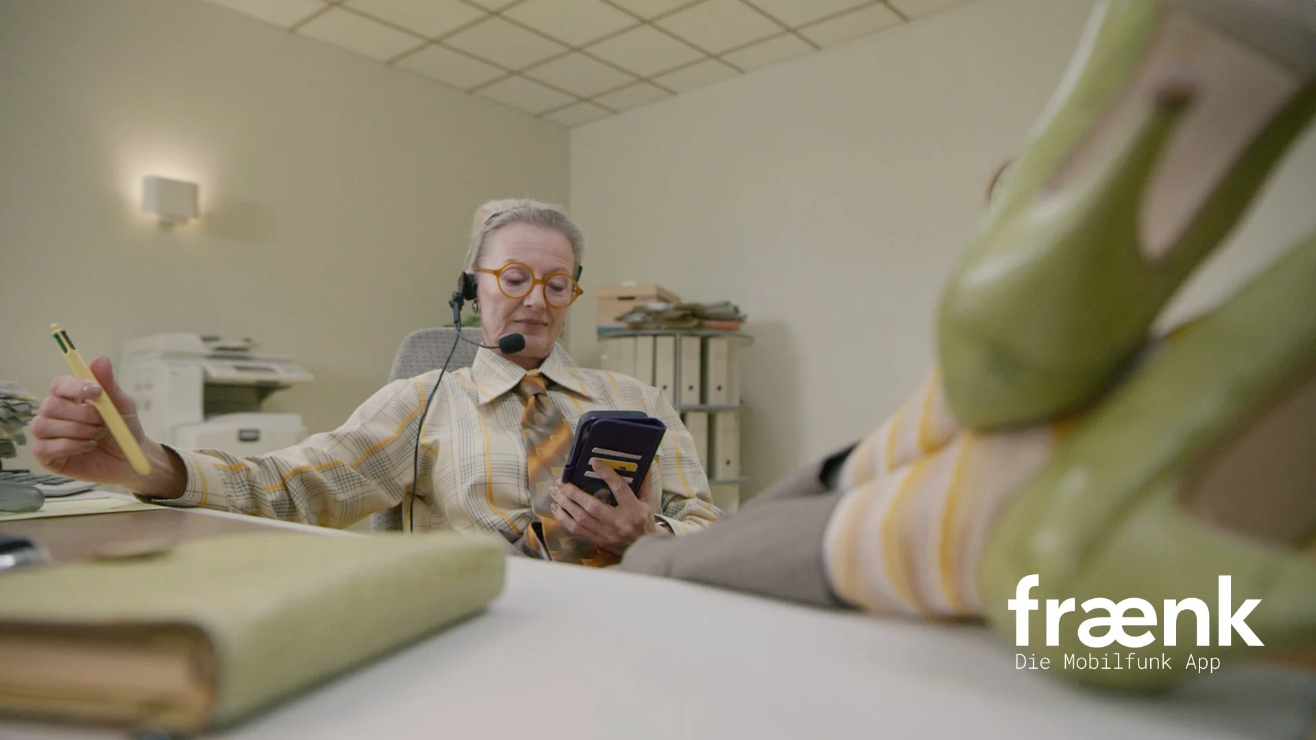 Professionelles Hair & Makeup Styling für Werbedreh – Person mit Headset, Brille und charakterstarkem Look im Büro-Setting. Realistisches Maskenbild für Film-, TV- und Werbeproduktionen. Jetzt erfahrenen Makeup Artist & Maskenbildner in Berlin buchen