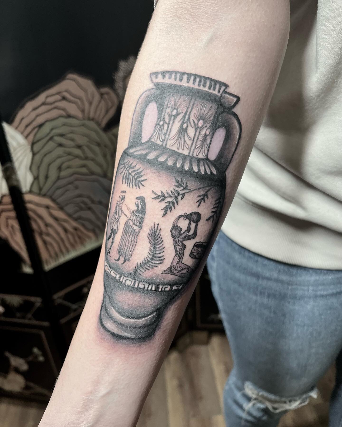 ⛈New Work by @_heavyrain_ ⛈
-Done at the new studio-
🗡⚫️ @obsidiandagger.18 ⚫️🗡 
On 18th st in Pilsen!
📩-Now booking- 📩
-Deposit Required-
-Appointment Only-
 
🙏🏽Thanks to all the clients who always ride with me 🙏🏽

#blacktattoo #blackwork #g