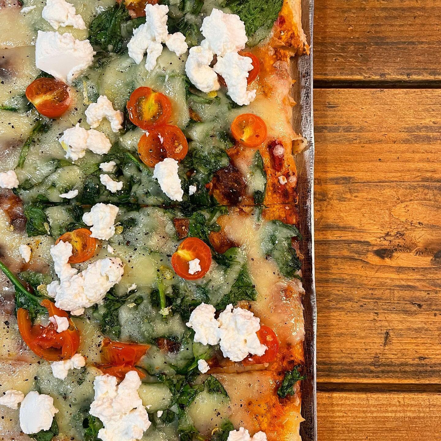 Have you been eating your greens? A slice a day keeps the doctor away, and POPEYE is at hand to help you out💪

Spinach
Cherry tomatoes 
Ricotta
Lemon zest
Black pepper

#theblock #theblockyork #york #visityork #yorkfood #pizza #indieyork #yorktouris