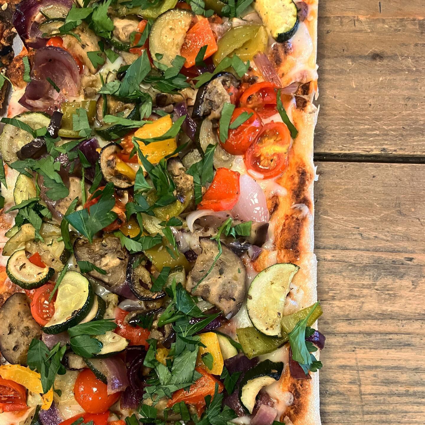 Another weekend, another new pizza! MED VEG is on the counter today, hopefully bringing some med weather with it☀️

Courgette
Cherry tomatoes
Red onion 
Aubergine 
Roasted peppers 
Parsley 

#theblock #theblockyork #pizza #york #indieyork #visityork 