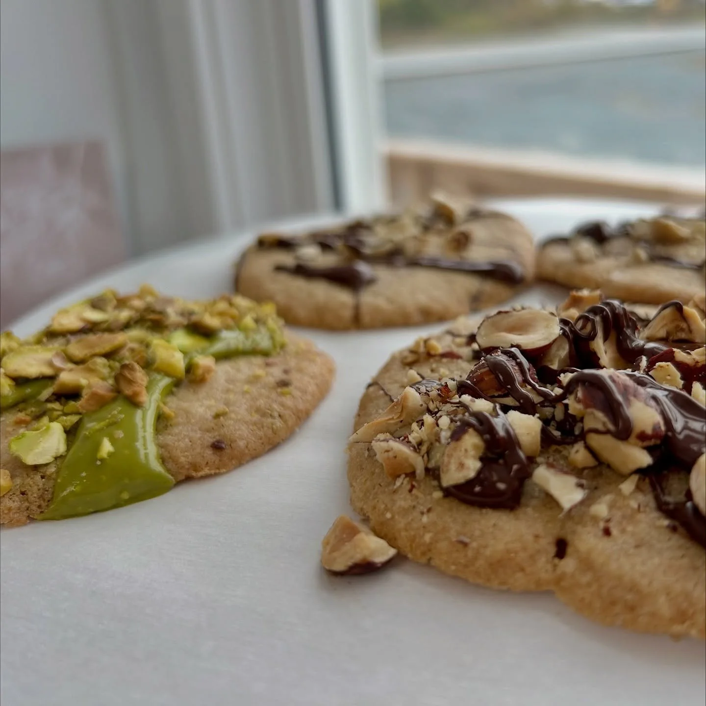 We&rsquo;re open today till 6pm 🤗.
On today&rsquo;s menu &mdash; freshly baked gluten-free nut butter cookies, made with real organic nut butters 💛

🍫 GF Hazelnut Butter Chocolate Cookies with dark chocolate
💚 GF Pistachio Butter Cookies
💜 GF Ca