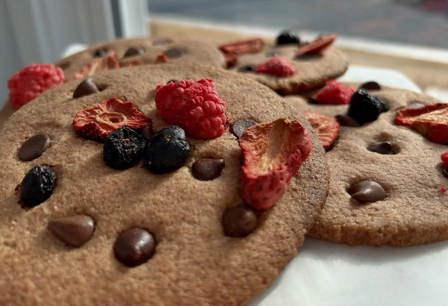 We&rsquo;re open today from 11am &ndash; 4pm at 11186 Peggy&rsquo;s Cove Rd 🤗.
On the menu today:
🍓🍫 Gluten Free Strawberry Chocolate Chip Cookies
🍪Gluten Free Pistachio, Hazelnut &amp; Cashew Butter Vanilla Cookies
🪻Gluten Free Chocolate Lavend
