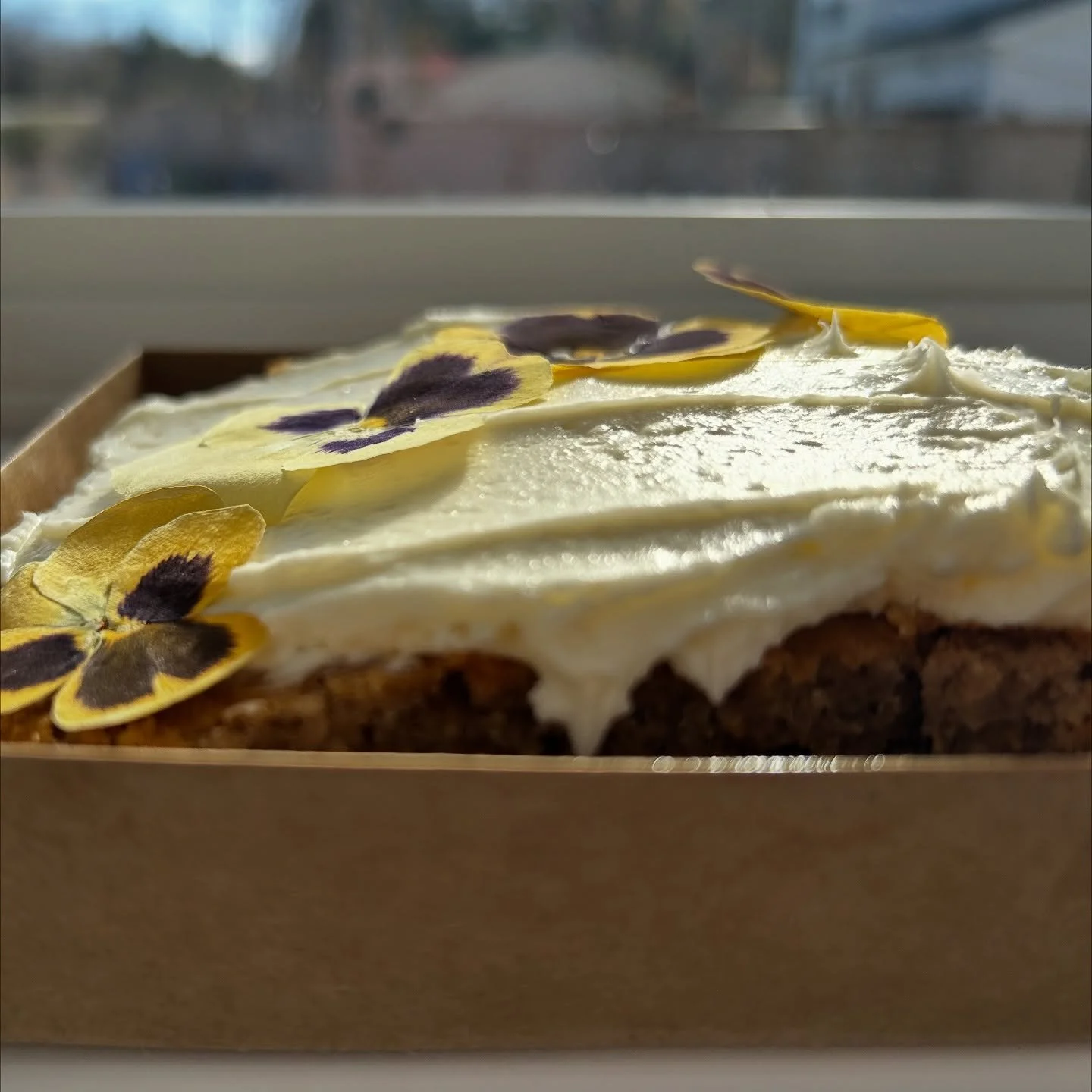 ✨ It&rsquo;s a beautiful November day 🌿🧡

On the menu today at 11186 Peggy&rsquo;s Cove Rd we have some genuinely delicious rustic gluten free baked goods:
	1.	🍌 GF Countryside Banana Cake with cream cheese frosting
	2.	🥕 GF Carrot Cake Squares w