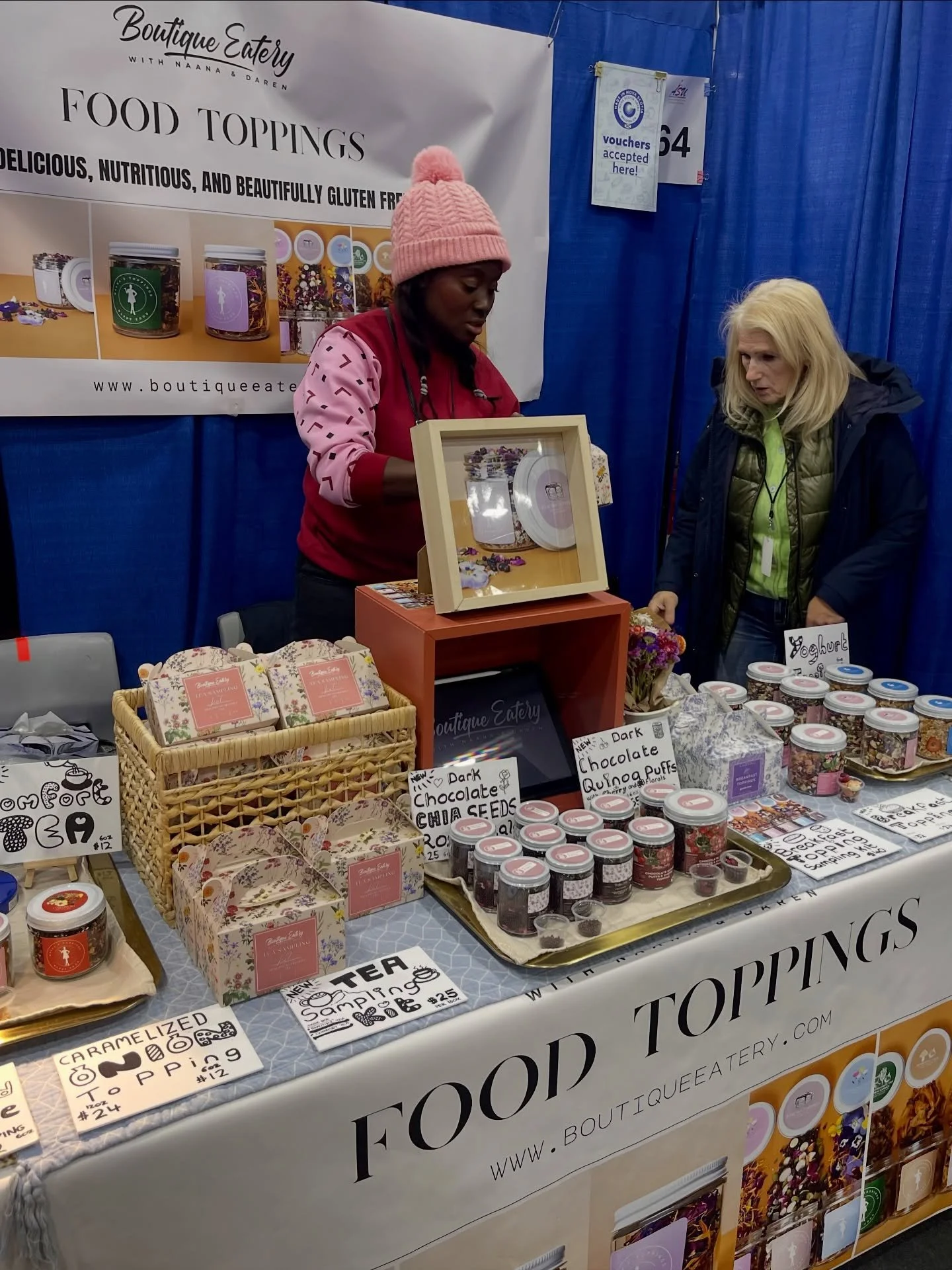 Forgot to post earlier 😅 &mdash; here&rsquo;s my setup today at the Acadia Christmas Market, sharing our food toppings with beautiful Nova Scotia ❤️✨. #boutiqueeatery