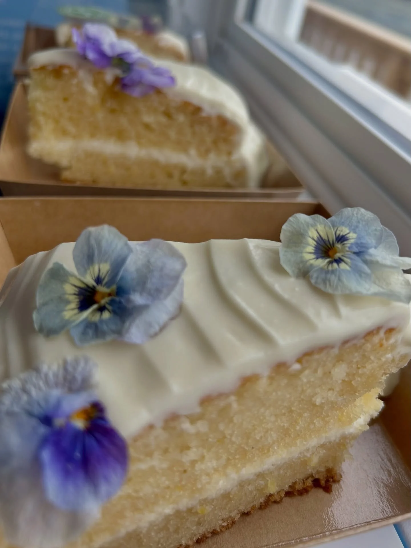 We have freshly baked goodies available today from 1pm! 🎉

🍋 GF Lemon Cake
🥕 GF Carrot Cake
🍪 GF Oatmeal Blueberry Chocolate Chip Cookies

We may need to close early once everything is sold out so we can continue working on Christmas topping orde