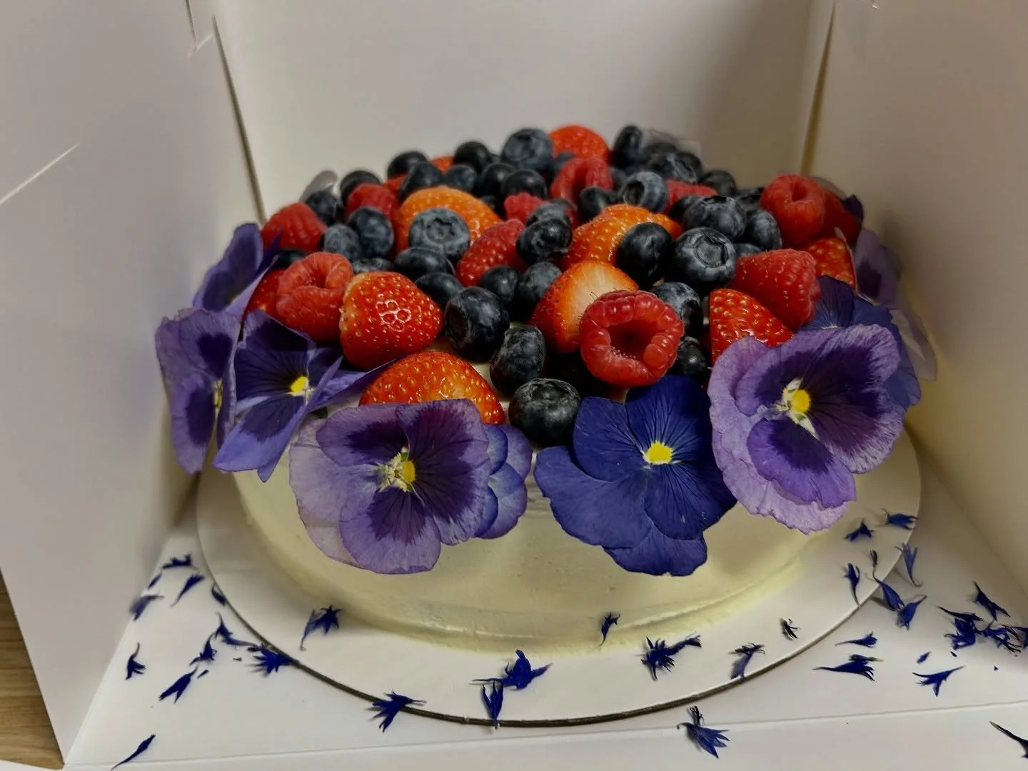 We are always so grateful when we get the opportunity to create and make lovely, wholesome gluten-free cakes using good organic ingredients 🌿 for our customers, who have truly become our community ❤️.

We use whole-food ingredients and stay away fro