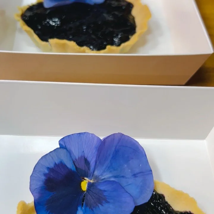 ✨ Freshly Baked Today ✨

We have freshly baked thin crust gluten-free blueberry tarts, made with whole organic blueberries 🫐🫐🫐, along with a lovely selection of gluten-free mini cakes available this afternoon.

🕕 Open until 6:00 pm today
📅 Frida