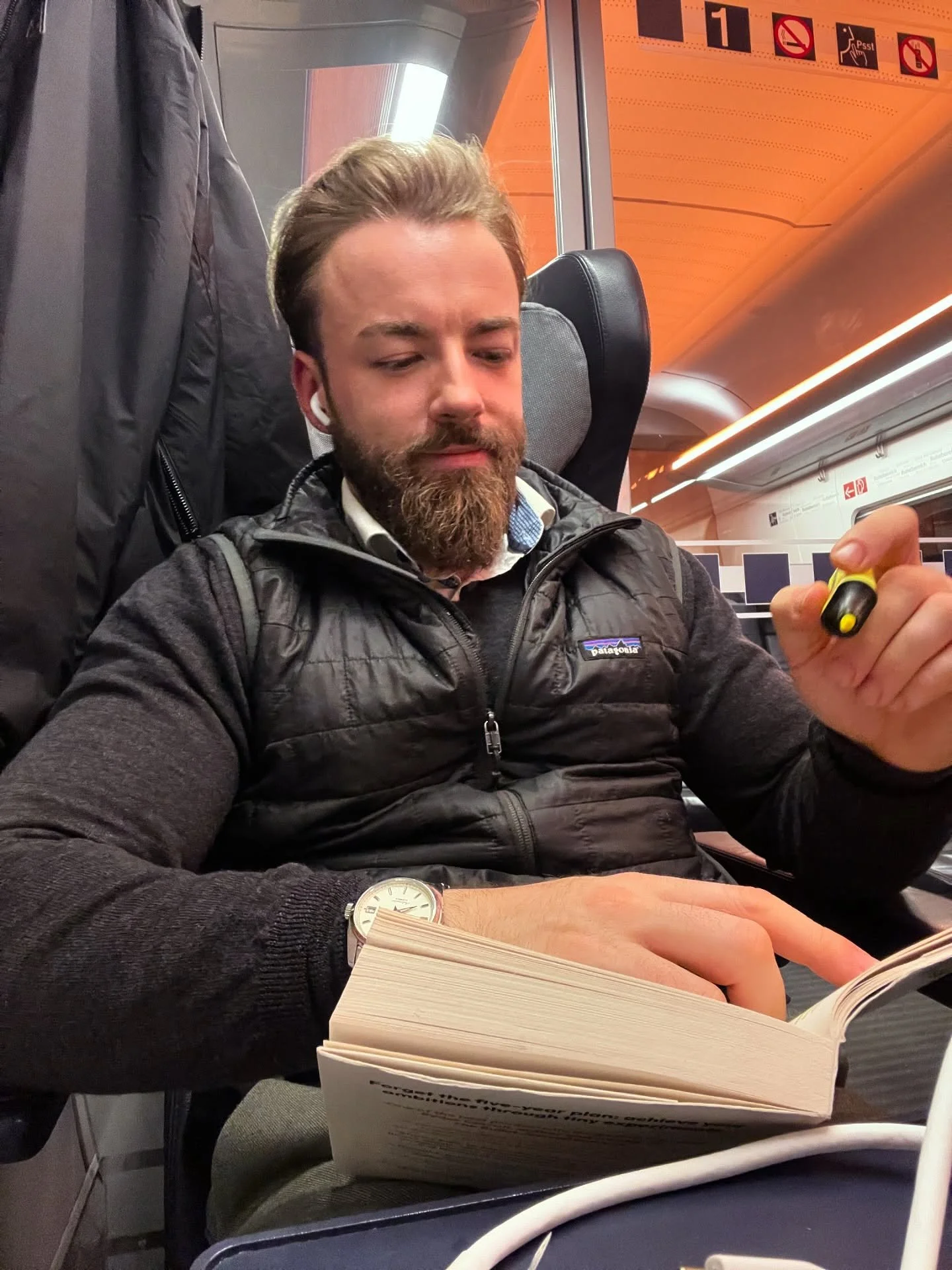 Wenn man die st&auml;ndigen Versp&auml;tungen und das Bangen um den Anschluss ausblendet ist ein Vorteil mit der Bahn dass ich in Ruhe was lesen kann. 😃

Funktioniert am besten Dank Noice Canceling 🤞🏼

Ob ich die Bahn nehme  h&auml;ngt in erster L