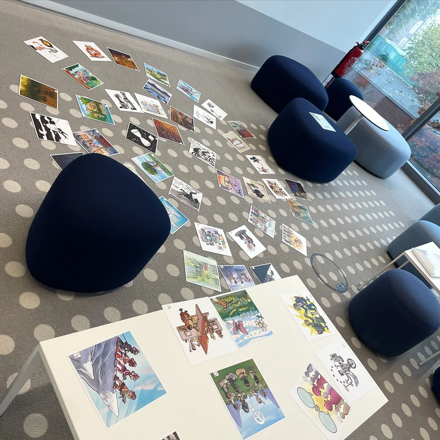 Bildkarten f&uuml;r ein Seminar klingen erstmal banal und genau deshalb sind sie oft ein guter Einstieg.

Gerade bei komplexen oder emotionalen Themen ist es hilfreich, die H&uuml;rden f&uuml;r den Einstieg ins Gespr&auml;ch m&ouml;glichst niedrig zu