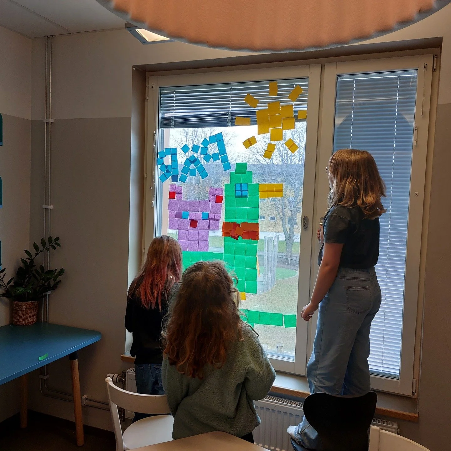 Deltagare i workshoppen Pixelkonst som jag gör tillsammans med Spelkultur för Alla.
Den gröna ankan Pär skapades som en pixelbild med post-its och återskapades senare digitalt av en annan deltagare i denna workshop på