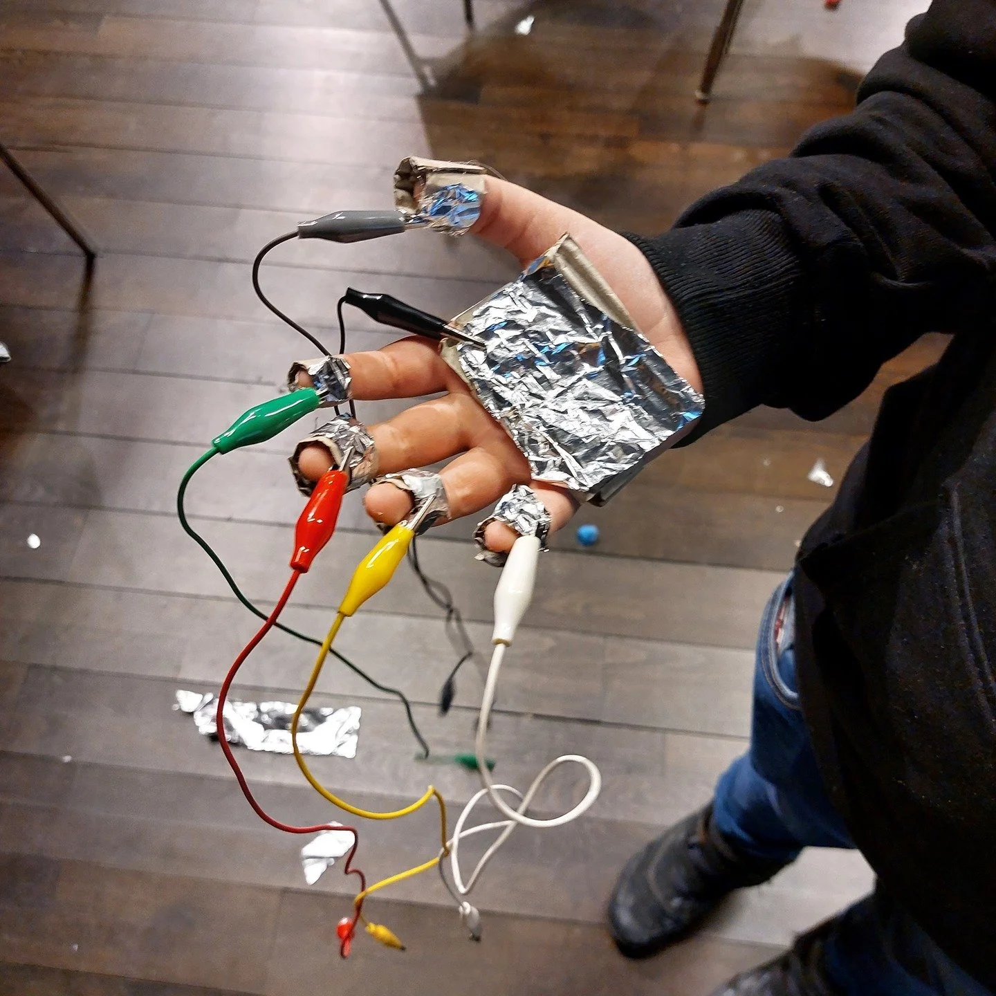 En handkontroll från vår workshop Skrotkontroll.
En deltagare blev inspirerad och bestämde sig för att testa att bygga en skrotkontroll där man använder fingrarna för att styra spel.
Det funkade jättebra!