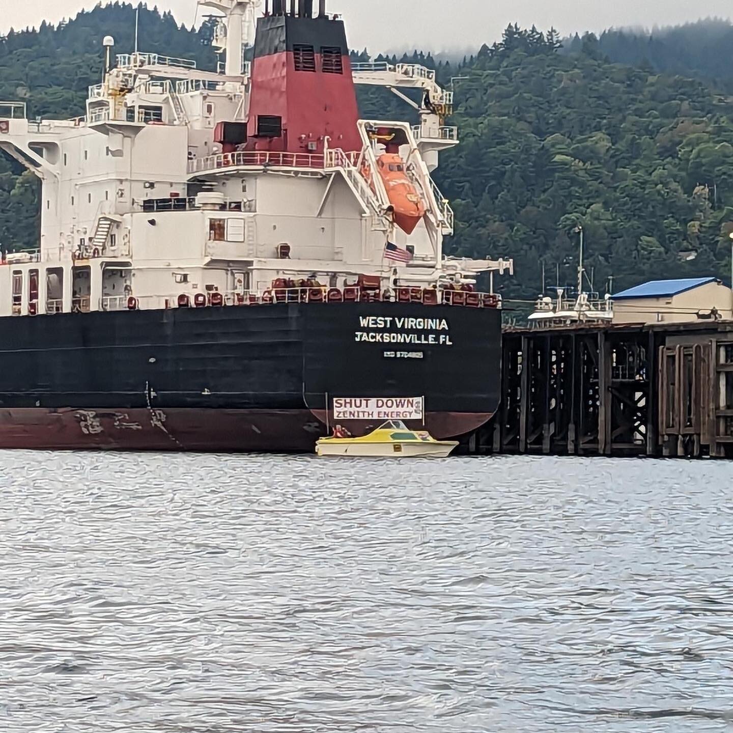 🚨 Breaking news 🚨- action on the water! Three folks in a motor boat have dropped anchor in front of a vessel from Zenith Energy, preventing the ship from exporting crude oil from the CEI (Critical Energy Infrastructure) Hub.

#stopzenith #endtheera