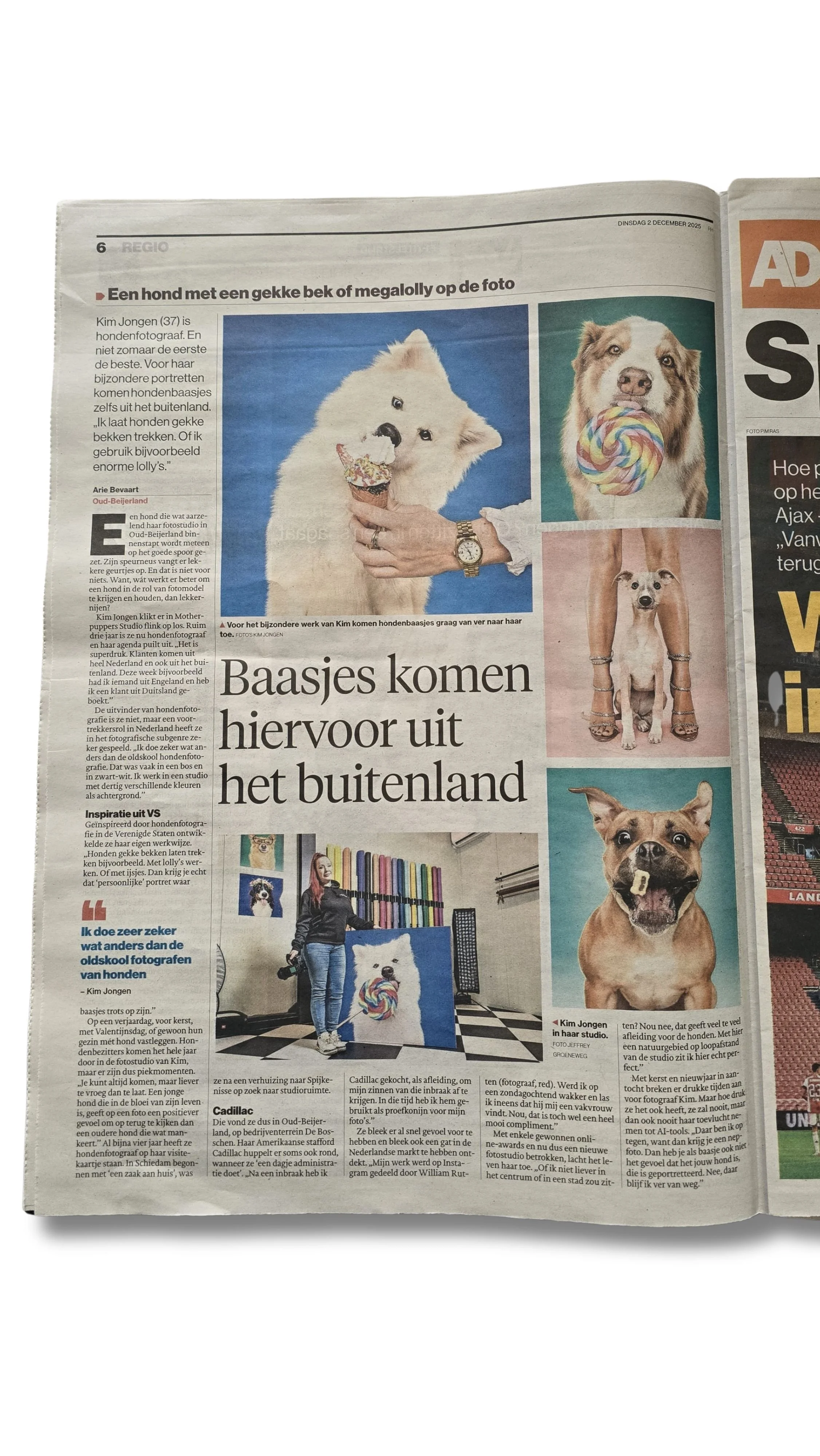 De krant toont foto's van honden met grappige koppen, waaronder een hond met een gekke bek, een hond met een lolly, en een hond met een gekke bek op een foto met een persoon.