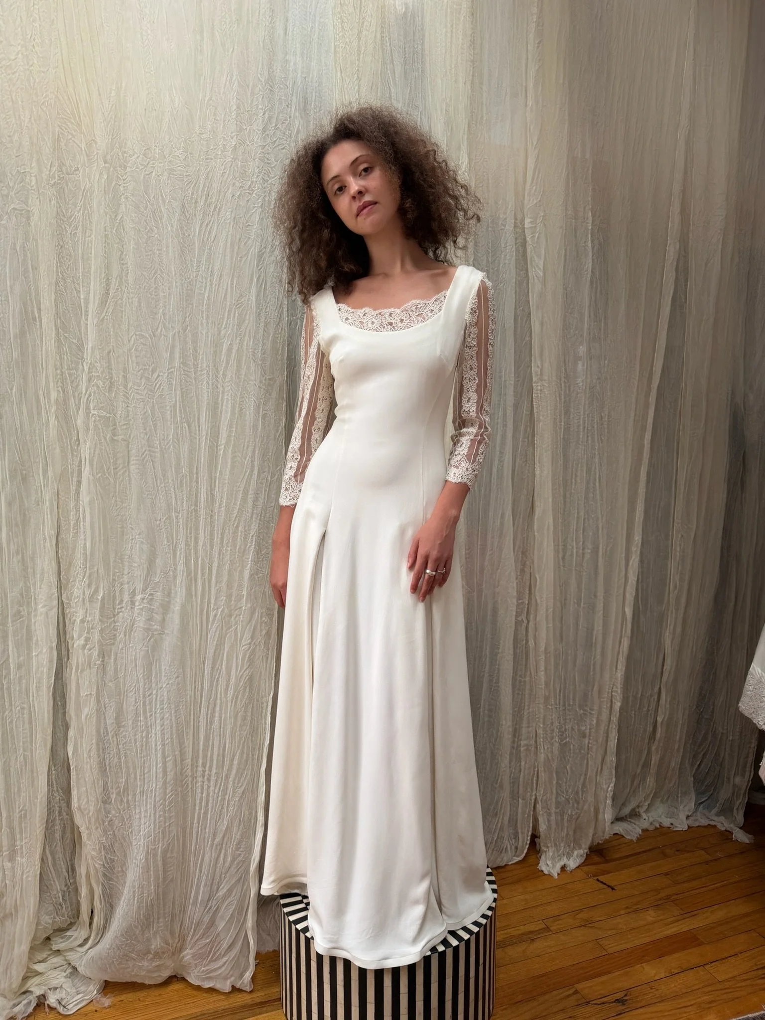 paneled lace bridal gown (XS-S)