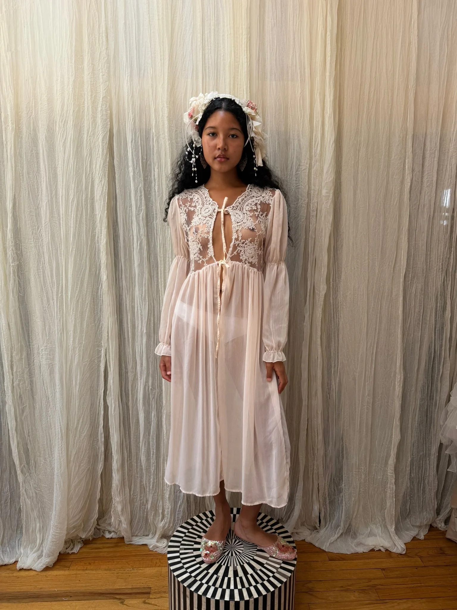 vintage lace robe (S-M)
