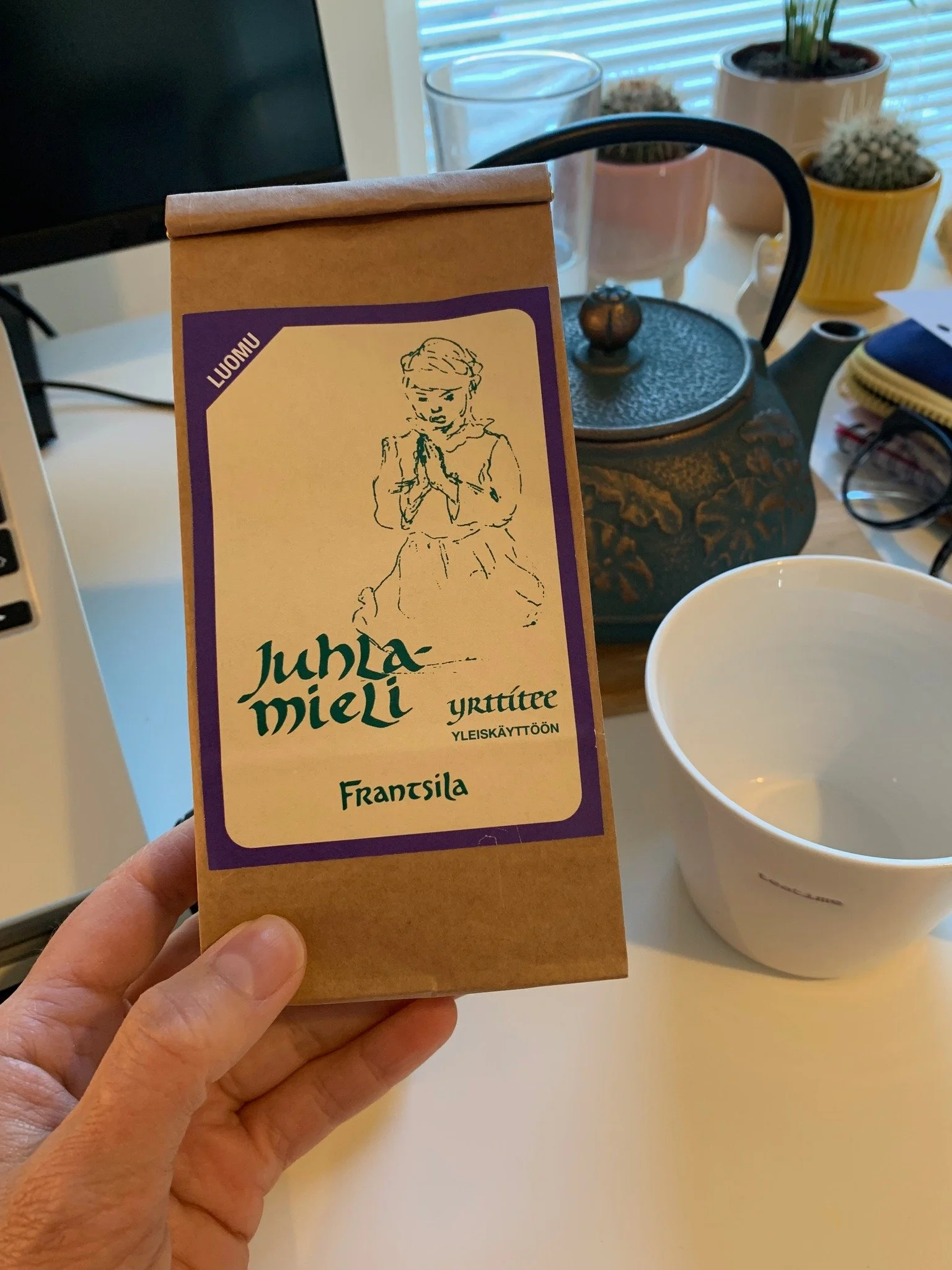 I love drinking coffee. I might even call myself a bit of a coffee snob, always searching for the best brew. I love the buzz it gives me, the surge of energy and the spark of new ideas. ⚡️⚡️

Sometimes though, I need to listen to my body and choose t