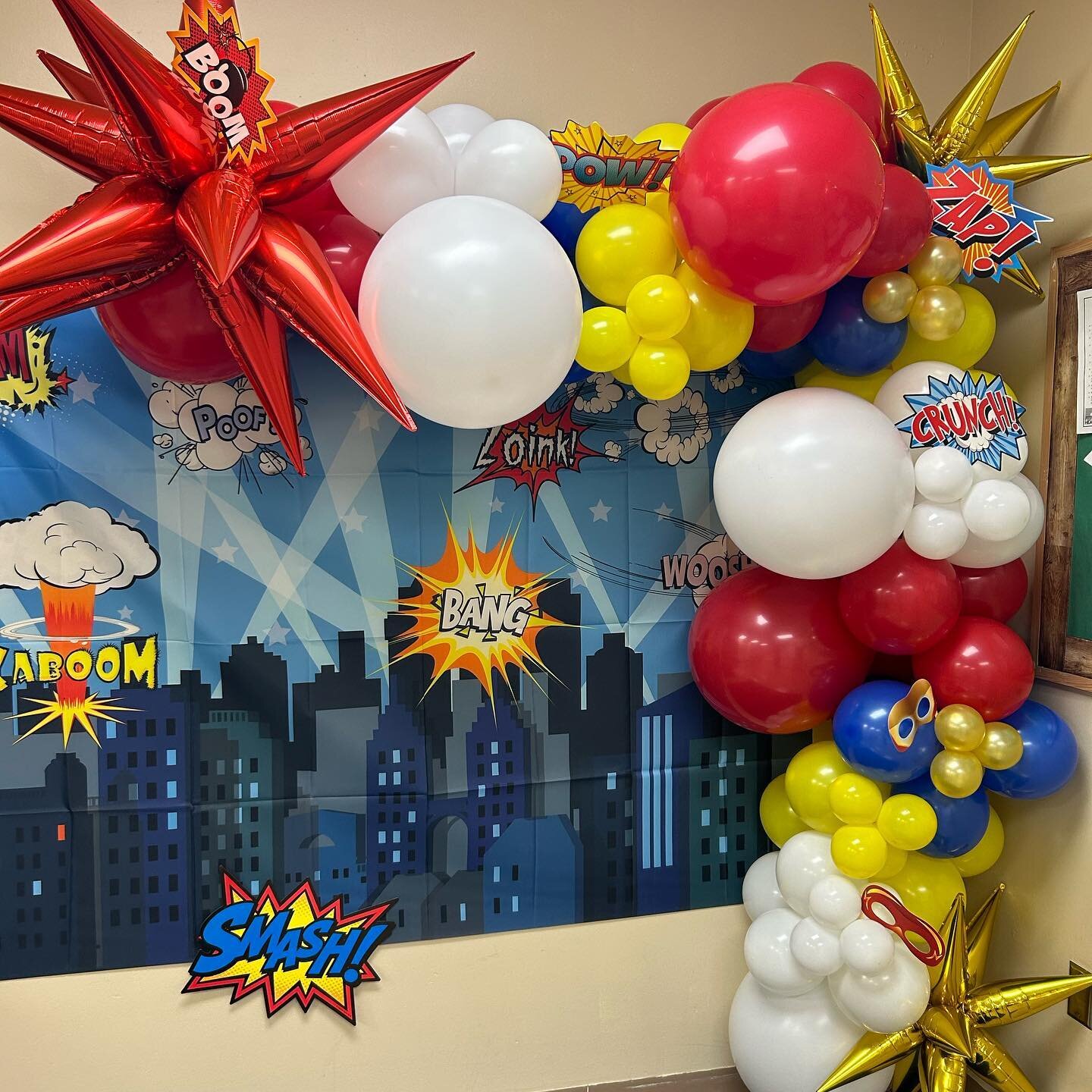 BOOM 💥 POW 🥊 ZAP ⚡️ 

A closer look at our #teacherappreciationweek balloon garland 🎈 We loved this theme!