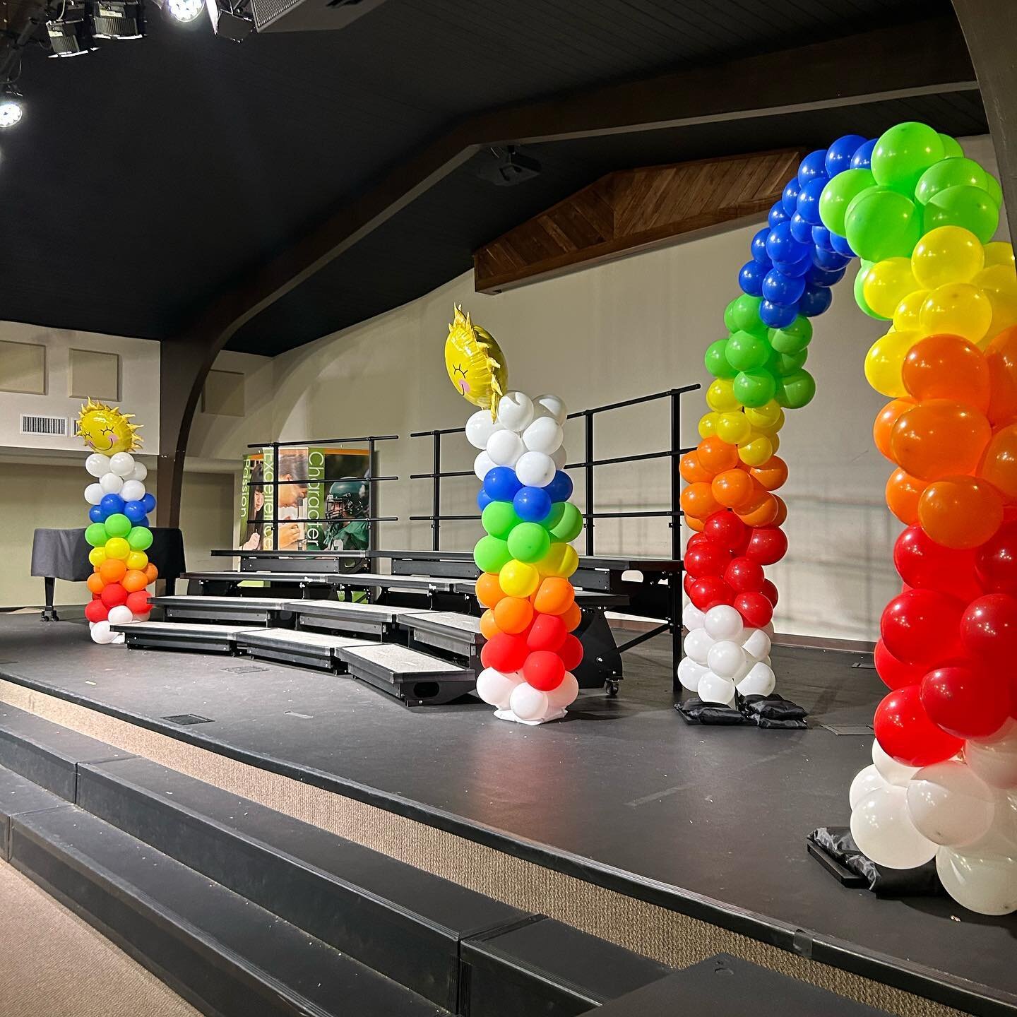 Congratulations to the PreK 4 grads at @keswick_school 👩&zwj;🎓 👨&zwj;🎓 We were honored to decorate the stage for the big day 🌈☀️🎈