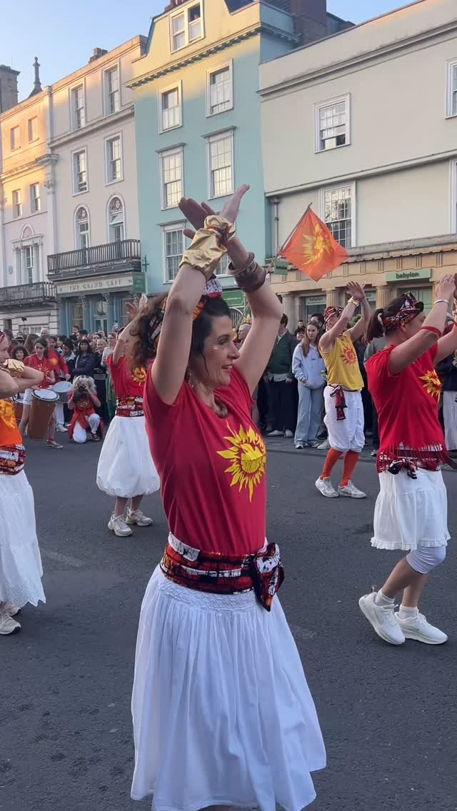 The moment when choral singing and respectful silence transitions into a massive dawn street party!
#oxford #mayday #maymorning