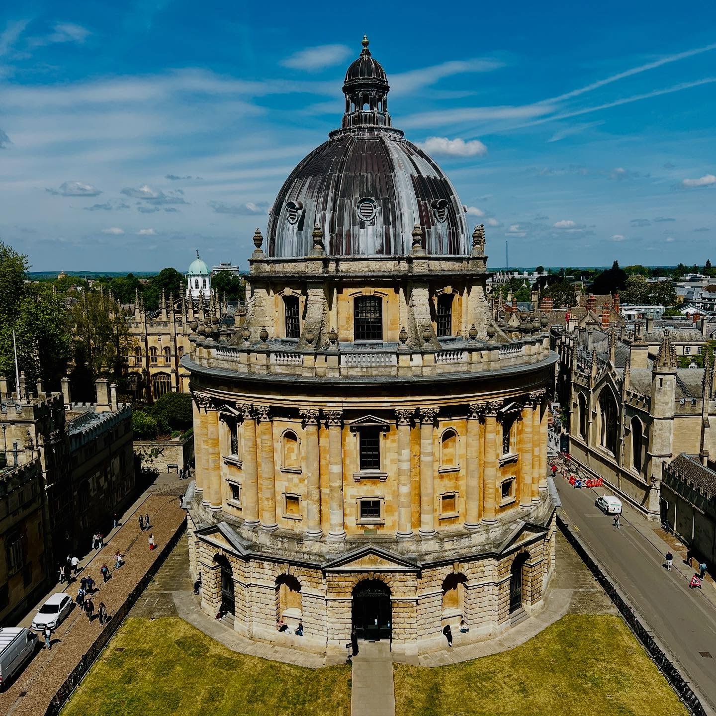 The best views in Oxford? Probably. ☀️🏛️
Popped up the tallest of the dreaming spires for this magnificent vista. Though I think I spent more time enjoying close-up encounters with the gargoyles and grotesques than looking down at the actual city,