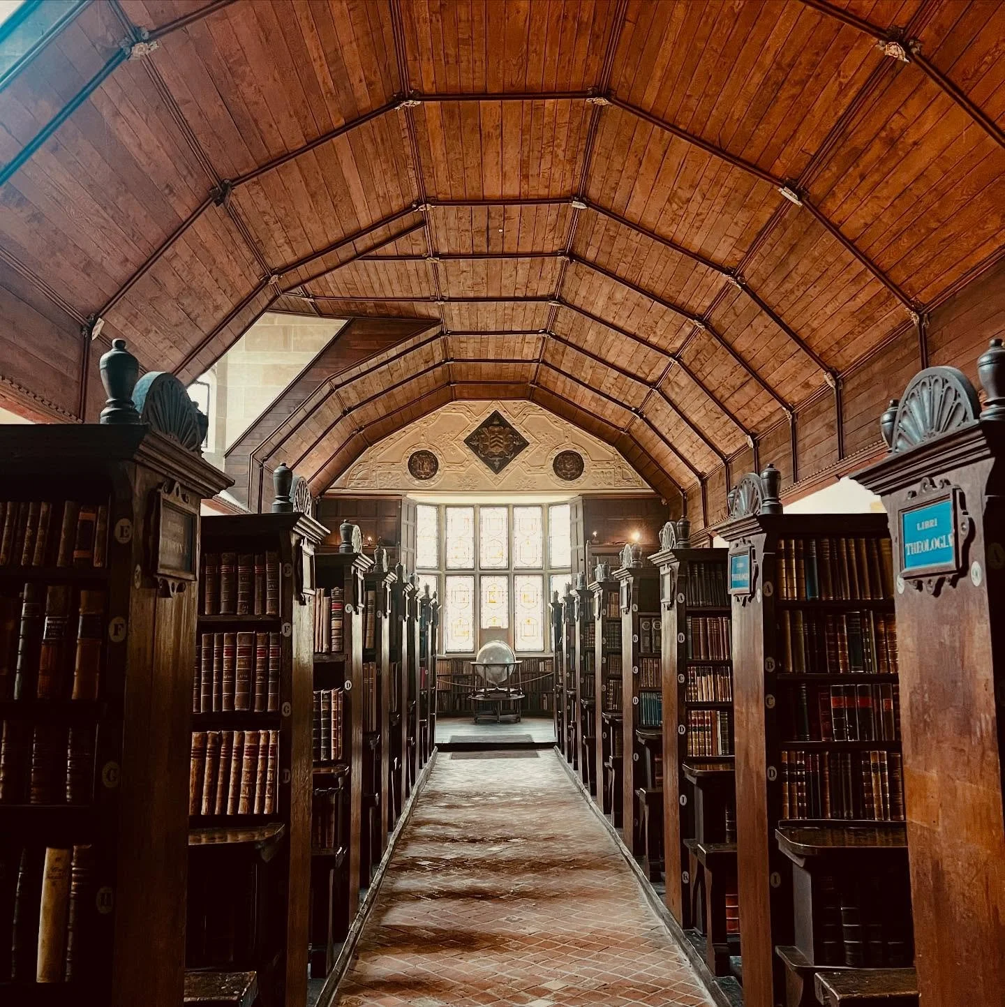 Grabbed a little moment in literary heaven today with the rare chance to visit probably my favourite place in Oxford, Merton library. Being the oldest academic library in the world, it smells AMAZING… 🥰
I particularly enjoyed a specialist ta