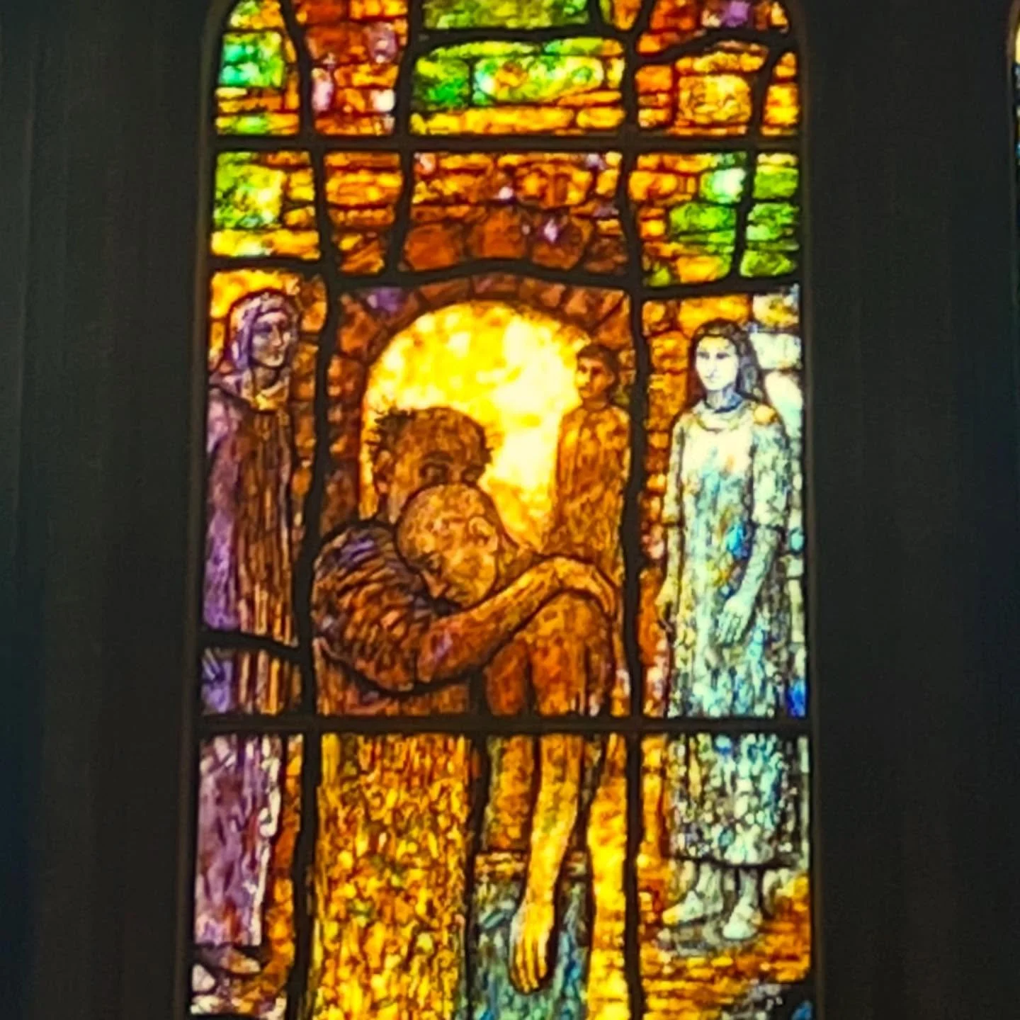 WOW the new @thomas_dennyart window in @christchurchoxford Cathedral is gorgeous! I already loved his work and now we have one of our own 🥳
It tells the story of the prodigal son and was paid for by an anonymous donor. Thanks, anonymous donor!
💛?