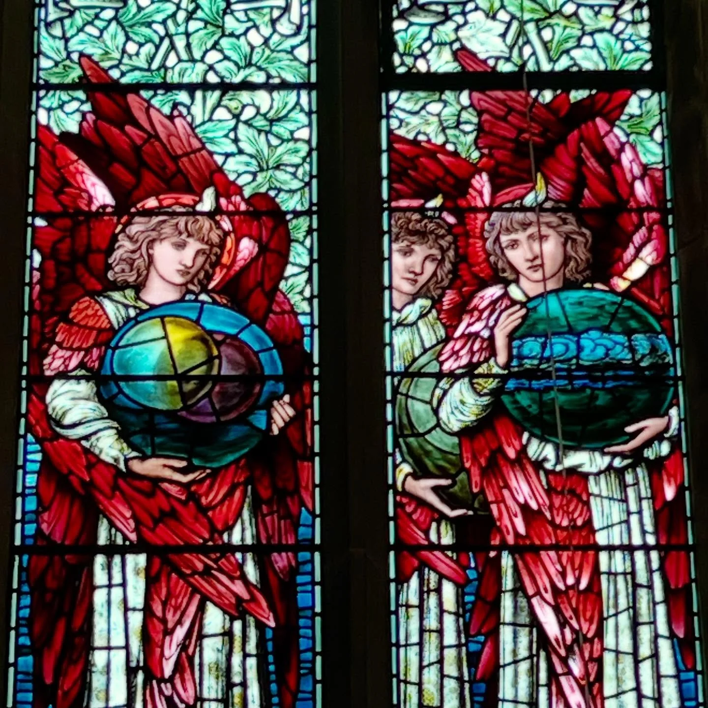 It’s #OxfordOpenDoors today so I paid a visit to my absolute favourite set of stained glass windows - the Burne-Jones/Morris Creation windows in @hmcoxford.
What I love is the progression. The first angel represents the first day of creation