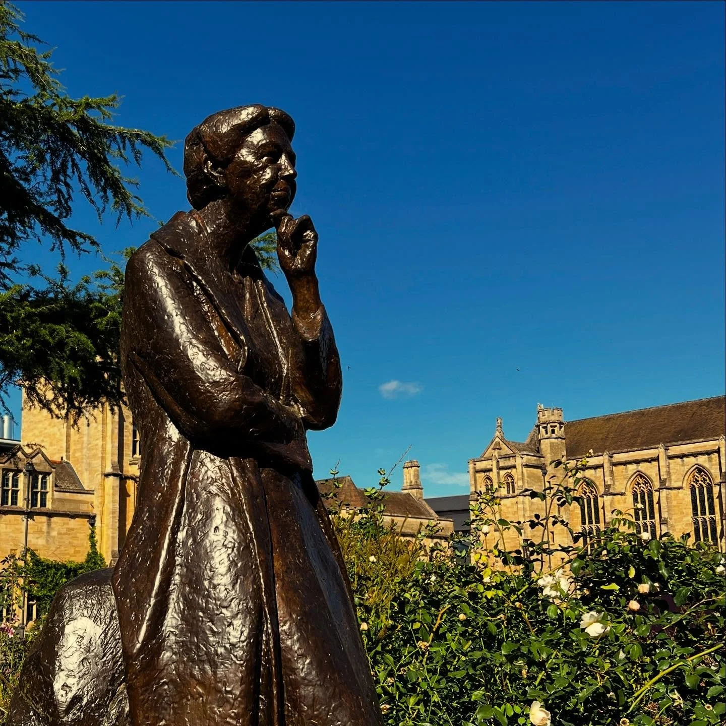 I had such a lovely #OxfordOpenDoors yesterday, but it was all underpinned by the deeply unsettling knowledge that the far right were marching through London. So it was timely to encounter the statue of Eleanor Roosevelt in @mansfieldoxford gardens a