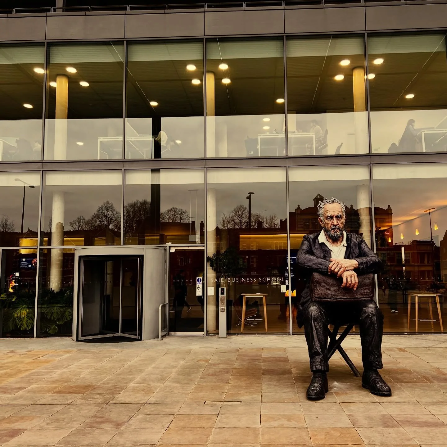 Who&rsquo;s that giant man sitting outside @oxfordsbs? Why is he looking so grumpy? Is it an evocation of Oxford&rsquo;s collective frustration at the endless building work blocking access to the Botley Road..? I don&rsquo;t know, but he&rsquo;s defi