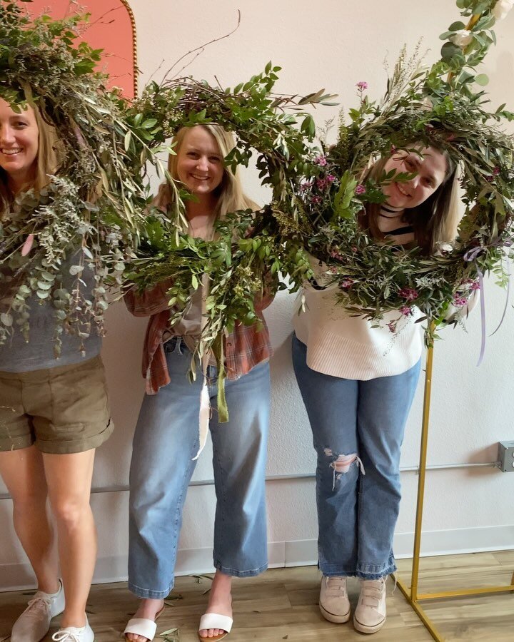 our inaugural spring wreath workshop was so much fun! ✂️🎀🌿 we provide a hands on learning experience in all of our workshops! did you know we also provide private floral workshops in your home or office?!
.
looking forward to our holiday wreath wor