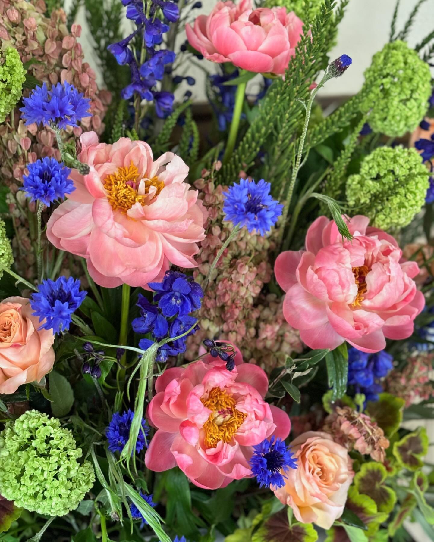 💙believe it or not, this is headed to a funeral!! we love curating beautiful pieces full of color and texture, and are always honored when we are given creative license. 🎨🖌️
.
.
#sympathy #funeralflowers #flowersofinstagram #condolences #florist #