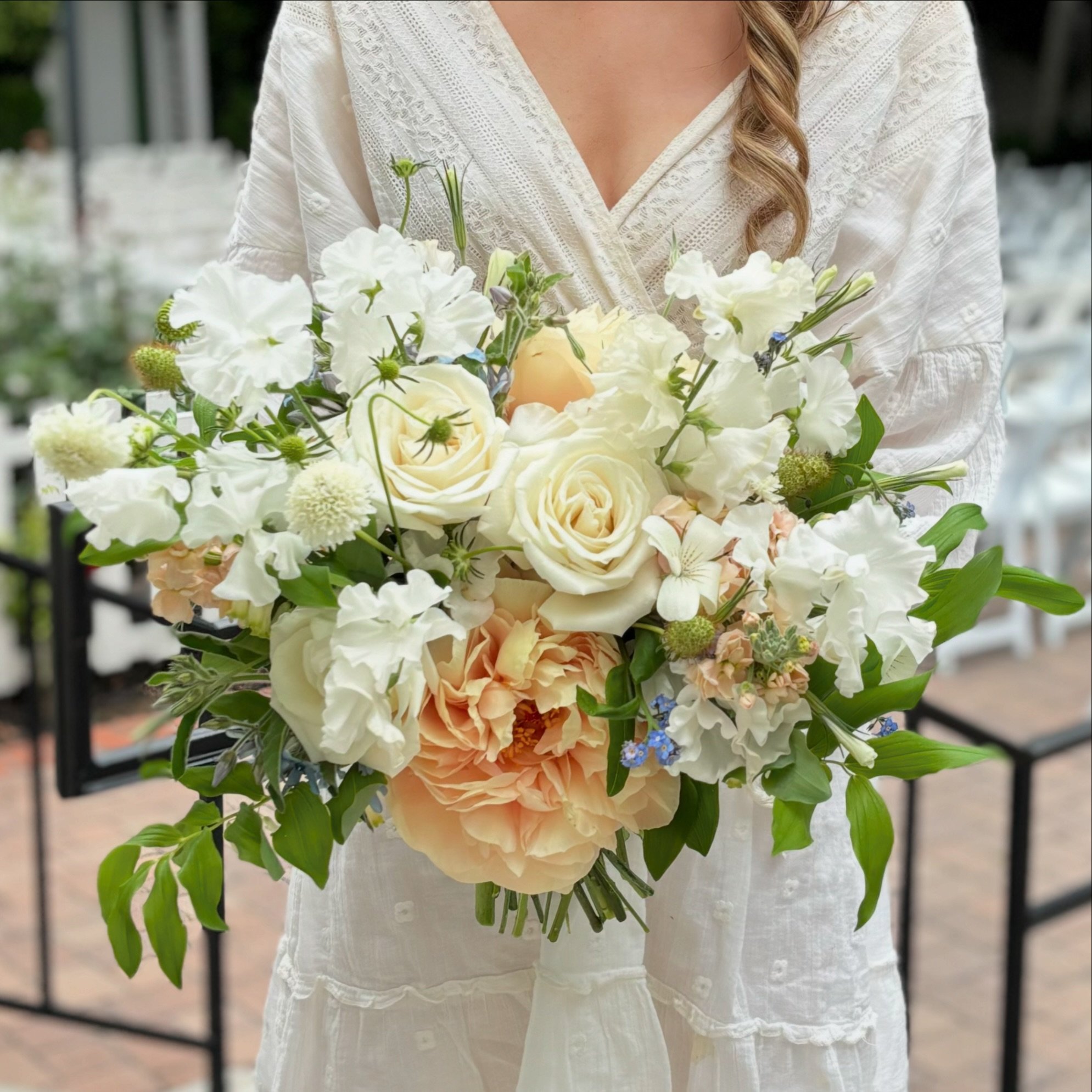 fluffy white sweet peas and pastelegance peonies with playa blanca roses, white scabiosa, blue forget-me-nots, peach stock, white corncockle + blue tweedia 💫
.
#wedding #bouquet #flowers #flowershop #weddingflowers #weddingflorist #florist