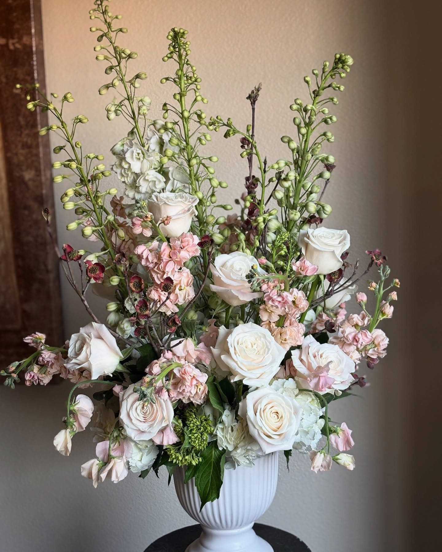 🕊️comfort for a grieving heart 🤍 

as pictured: dogwood branches, white delphinium, playa blanca roses, peach stock, peach sweet peas, white &amp; mini green hydrangeas, white urn 🕊️

#sympathy #condolences #grief #funeral #florist #ocflorist #oc