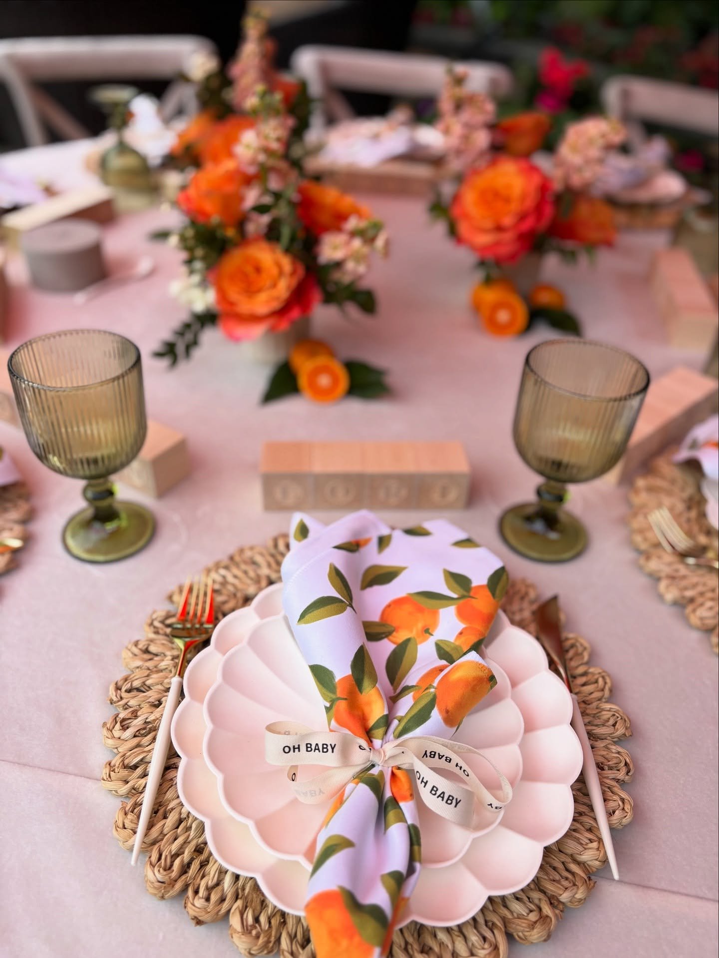 🍊the cutie-est baby shower! name cards out of blocks, and all the little orangey details! 👏🏻👏🏻
.
.
#babyshower #babyshowerideas #luxuryflowers #luxuryflorist #eventflorist #weddingflorist #corporateflorist